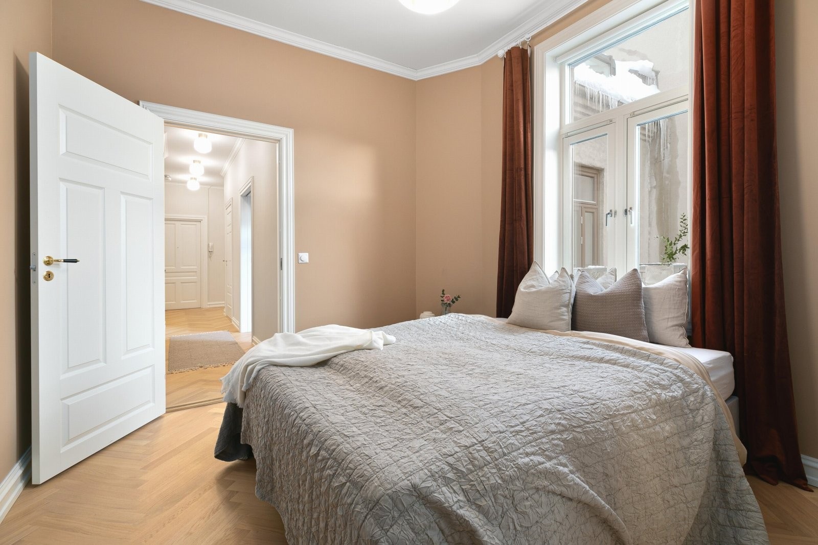 Rommet har et flotte vindu som gir godt med naturlig lys, fiskebeinsparkett, pent listverk og malte, slette flater Galleribilde