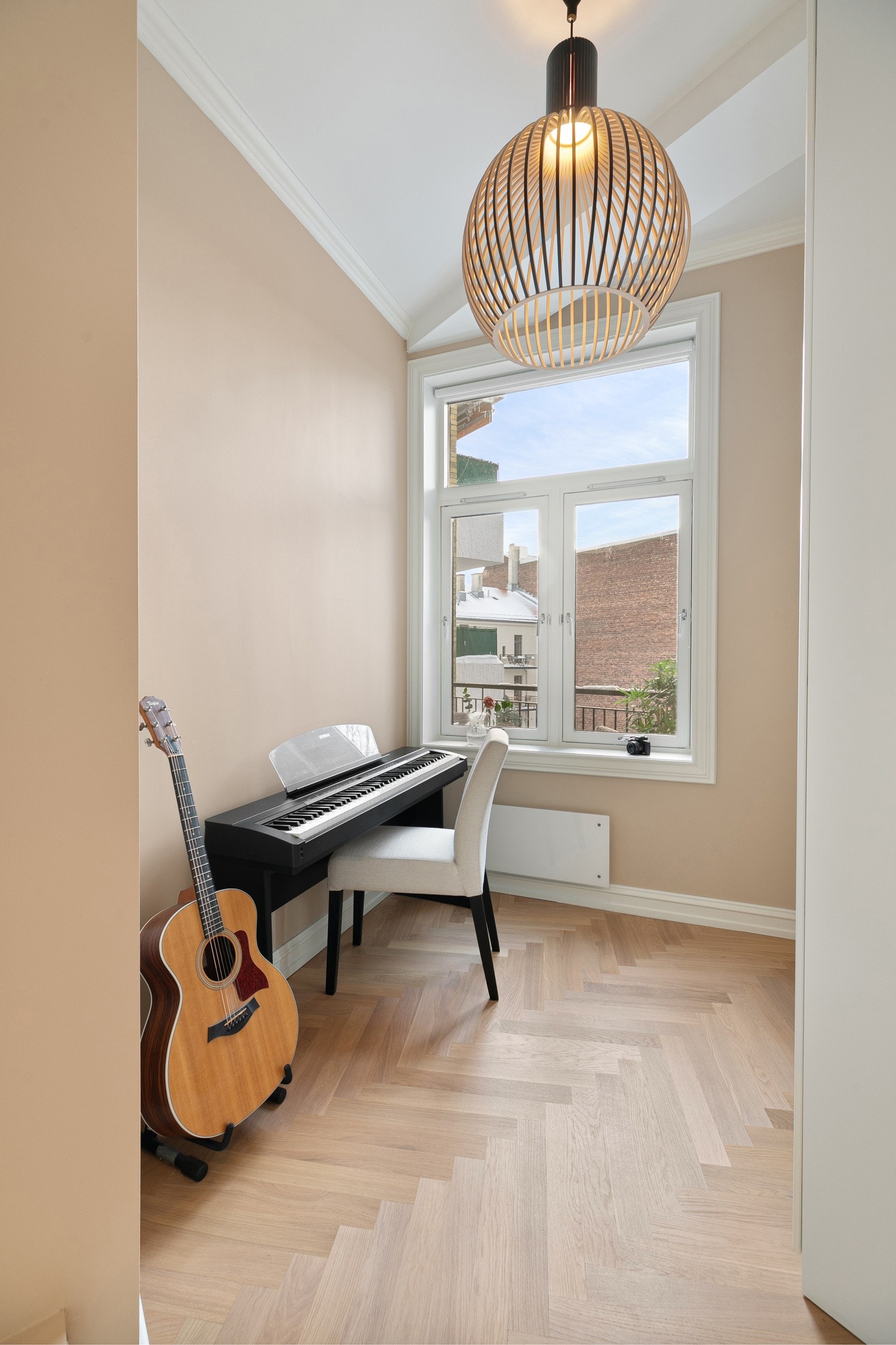 Lyst rom med plass til garderobeskap og annet ønsket møblement Galleribilde