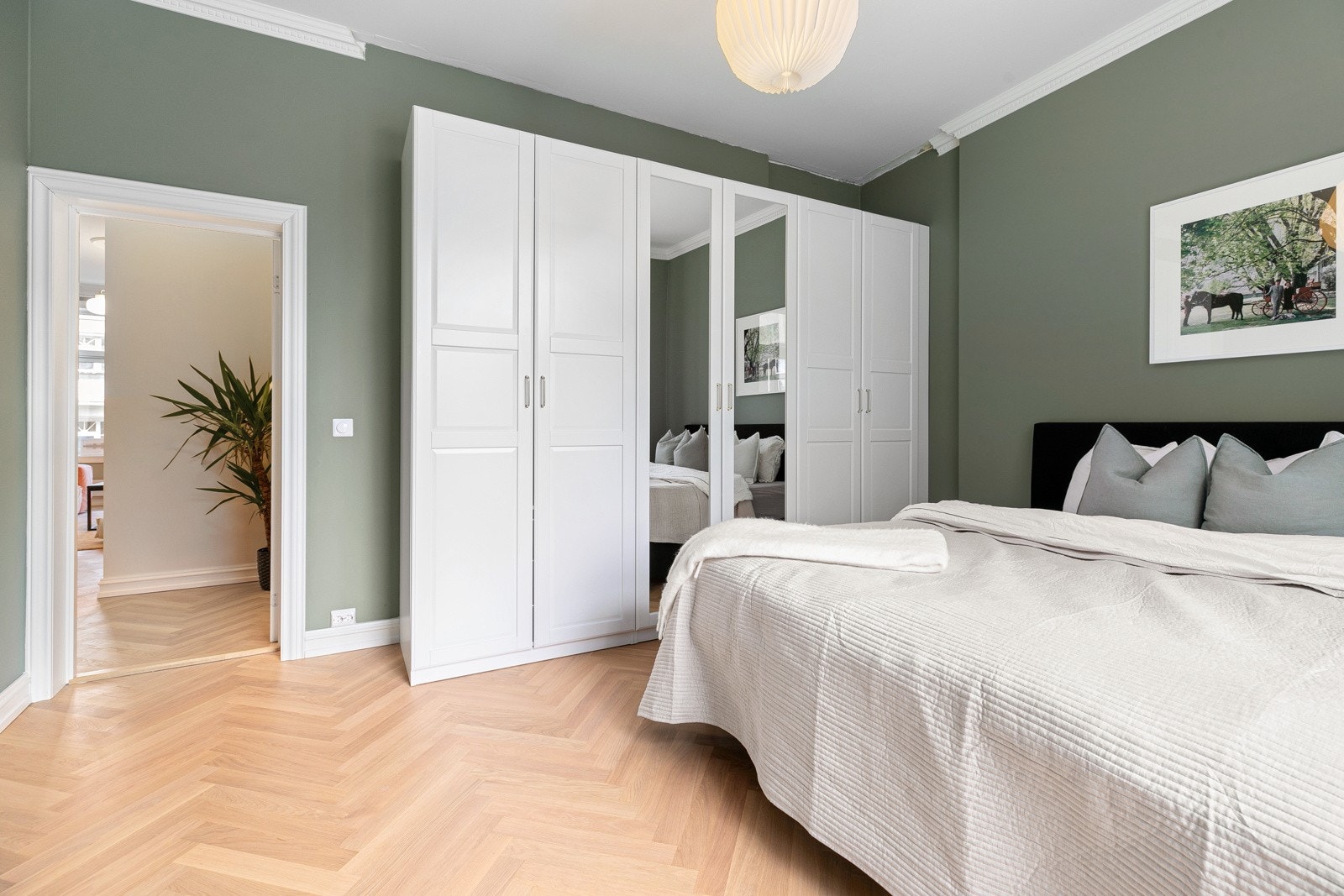 Rommet får godt med naturlig lys via de store vindusflatene. Begge soverommene vender ut mot rolig bakgård Galleribilde