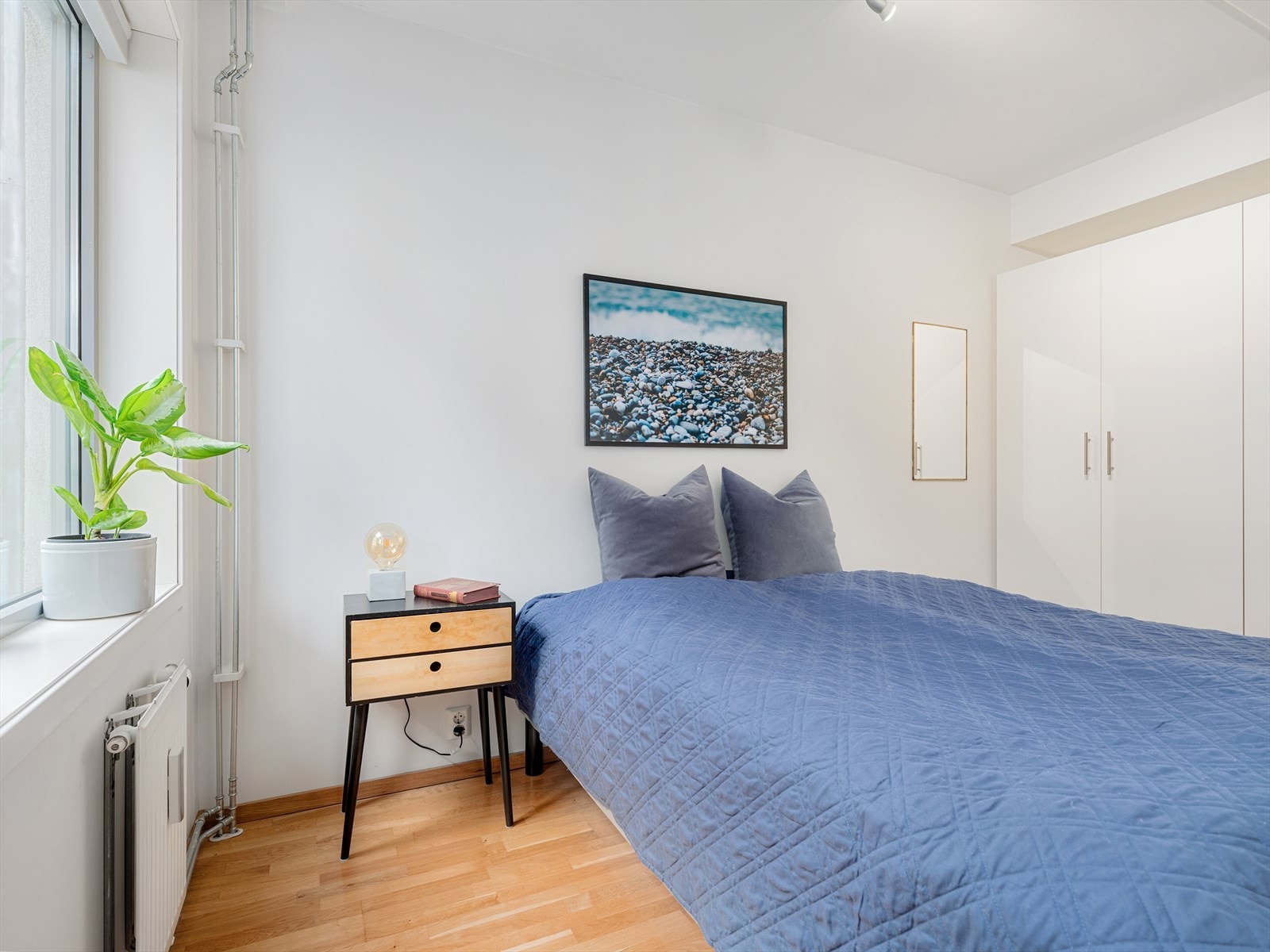 Her er det god plass til en dobbeltseng med nattbord. Langs den ene veggen er det innstallert rikelig med garderobeskap. Galleribilde