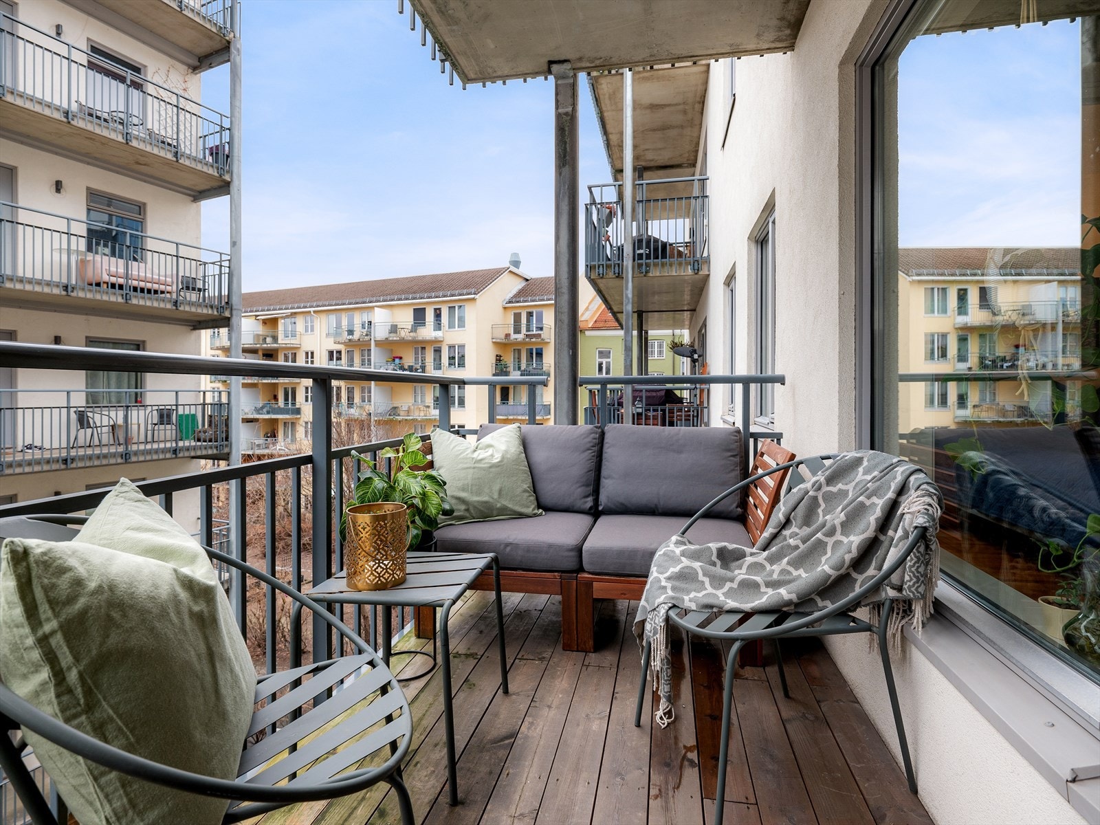 Det er plass til en stor loungegruppe, frodige uteplanter og stemningsfull belysning. Solen kan nytes fra ca 16.00 - 20.00 på sommeren. Galleribilde