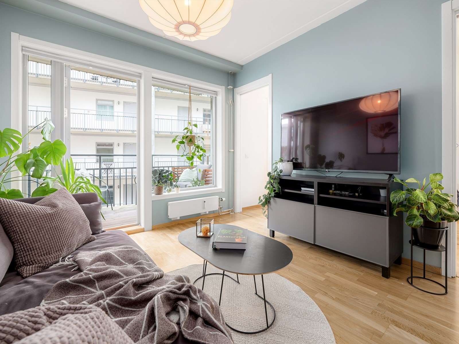 Fra stuen har du to skyvedører inn til soverommet. Galleribilde