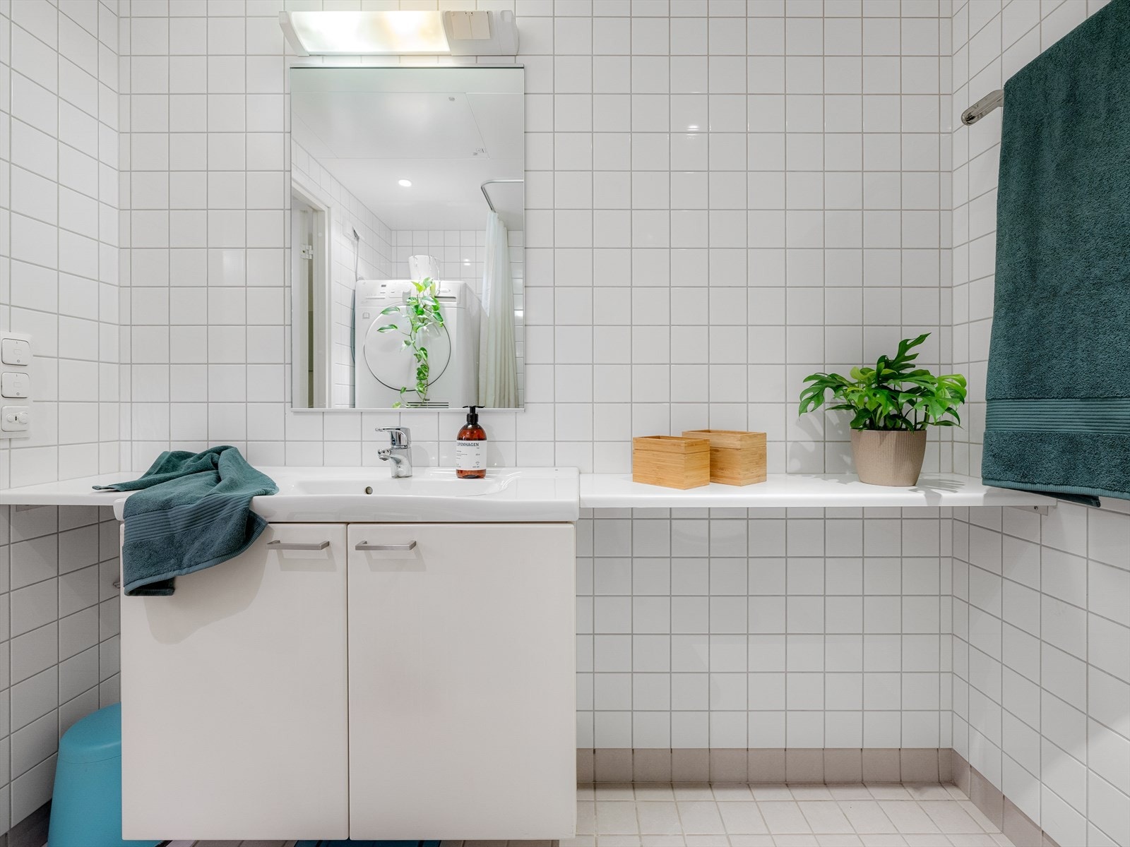 En ekstra lang benkeplate gir ekstra oppbevaringsplass. Det er varme i gulv og fin downlightsbelysning i tak. Galleribilde