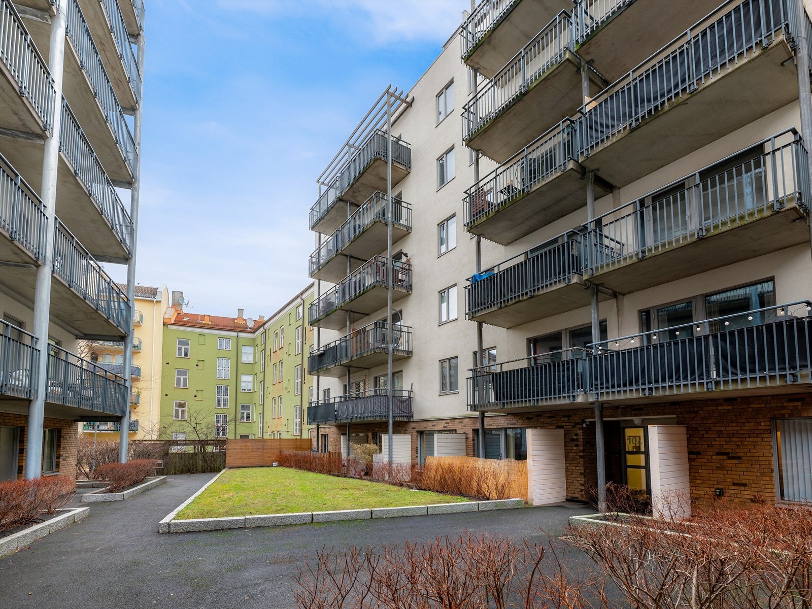 Borettslagets fellesarealer er pent opparbeidet og beplantet. Det er et felles garasjeanlegg i kjeller med mulighet for leie og kjøp av p-plass iflg. selger. Galleribilde