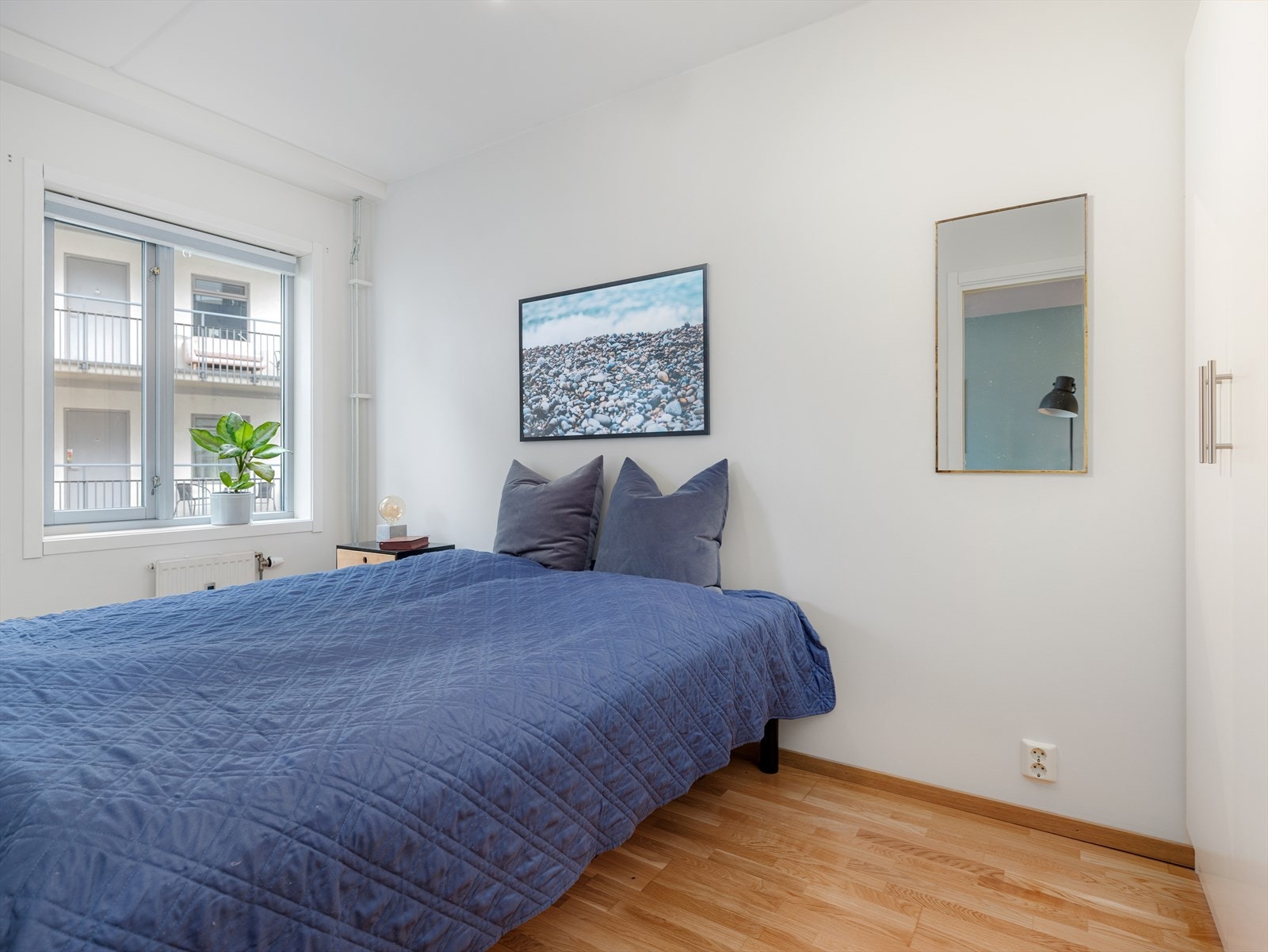 Størrelsen er veldig god og rommet ligger vendt mot den rolige bakgården. Galleribilde