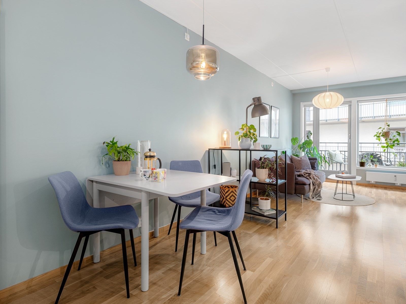 Det sosiale rommet! - Den åpen stue- og kjøkkenløsningen er perfekt for deg som er et sosialt vesen og liker å invitere venner og familie på besøk! Galleribilde