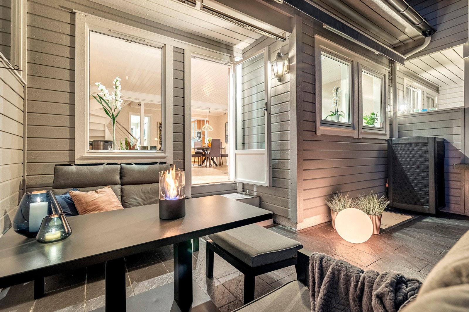 Det ble laget en vegghengt kasse til vannslange og div. utstyr på markterrassen i 2022. Galleribilde