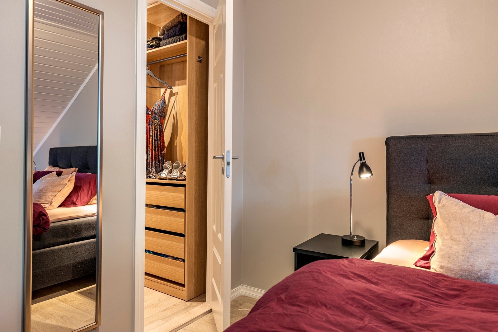 I tilknytning til ett av soverommene er det et praktisk walk-in closet. Galleribilde