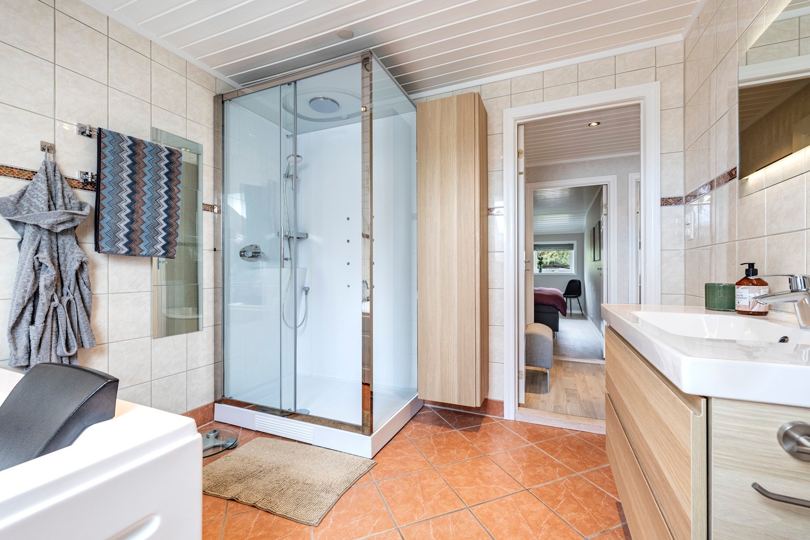 Det ble montert nytt dusjkabinett, bidétoalett og stort boblebadekar på badet i 2. etasje i 2018. Galleribilde