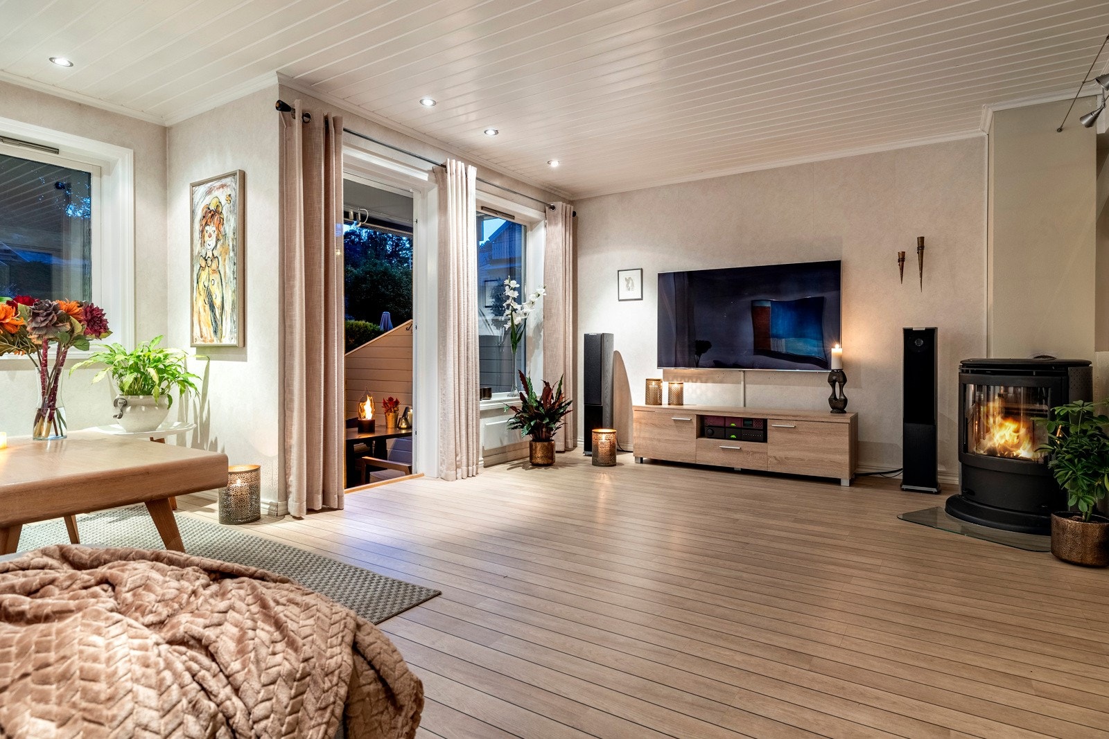 Stuen oppleves som romslig og luftig med gode gulvflater. Galleribilde