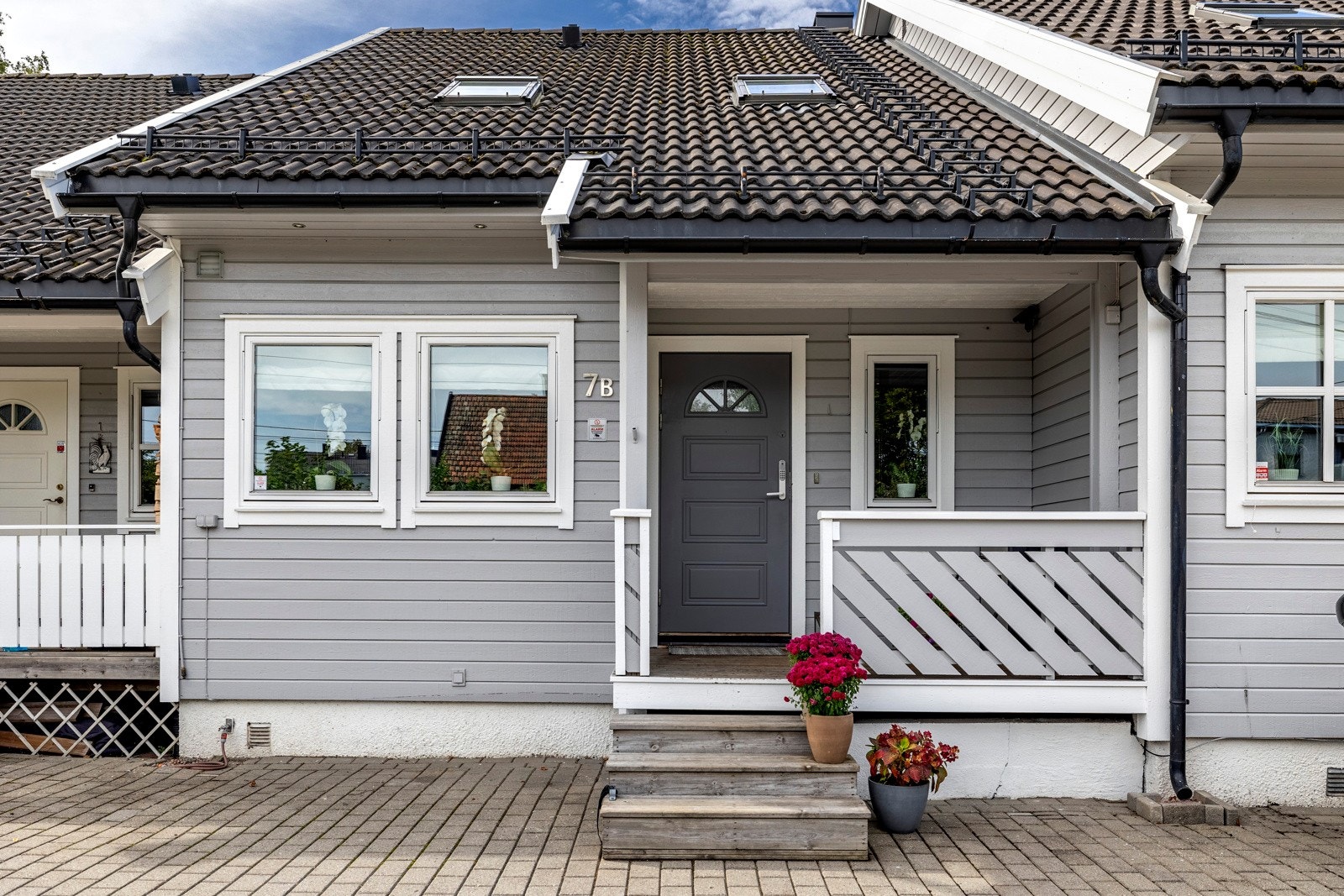 Boligen har et pent, overbygd inngangsparti som gir et godt førsteinntrykk. Galleribilde