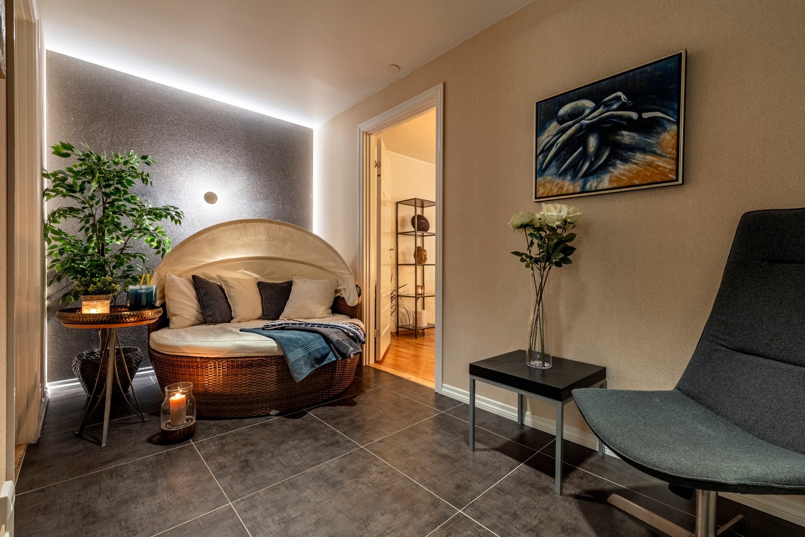 Ved badet i kjelleren kan man lage en egen "spa-avdeling" med lounge-møblement. Galleribilde