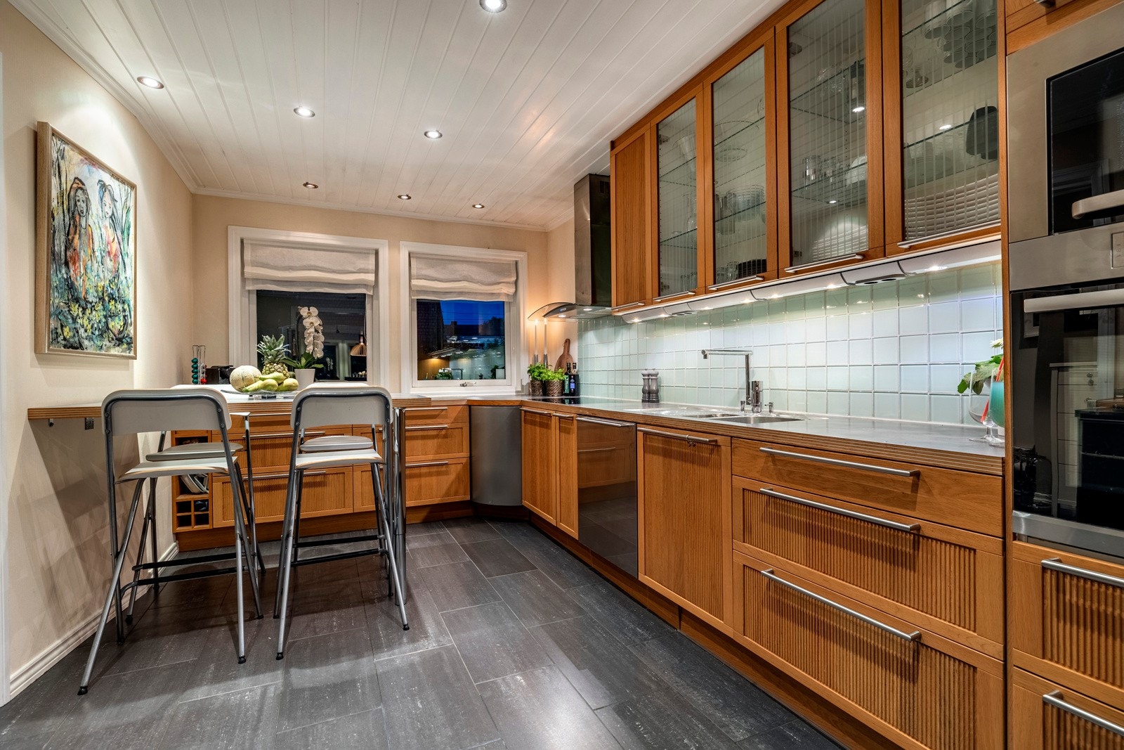 Kjøkkenet har god benkebelysning som suppleres av downlights i himlingen. Galleribilde