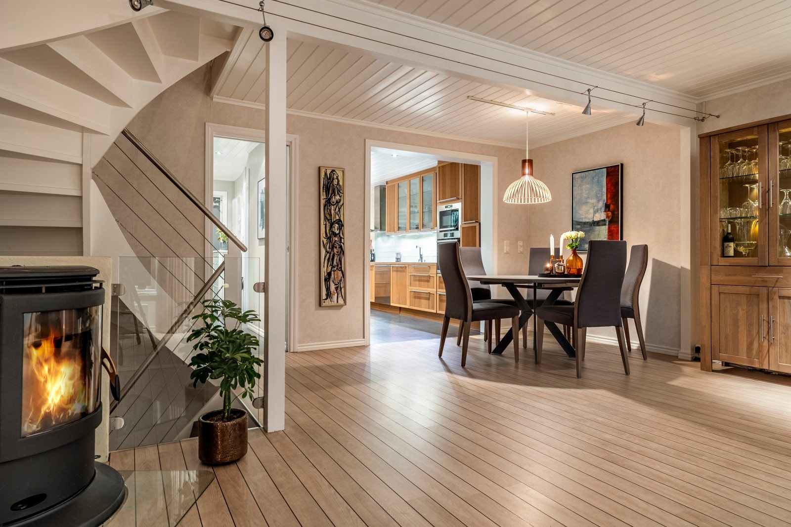 I nærheten av kjøkkenet er det rom for å samle familien til hyggelige måltider rundt et spisebord. Galleribilde