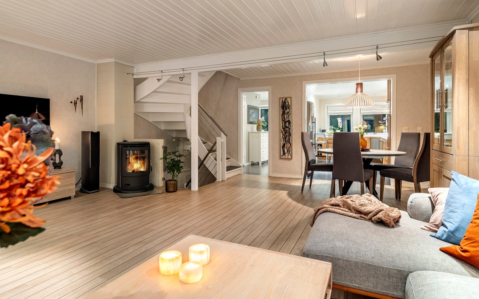 Det er åpen og luftig planløsning i boligens 1. etasje. Galleribilde