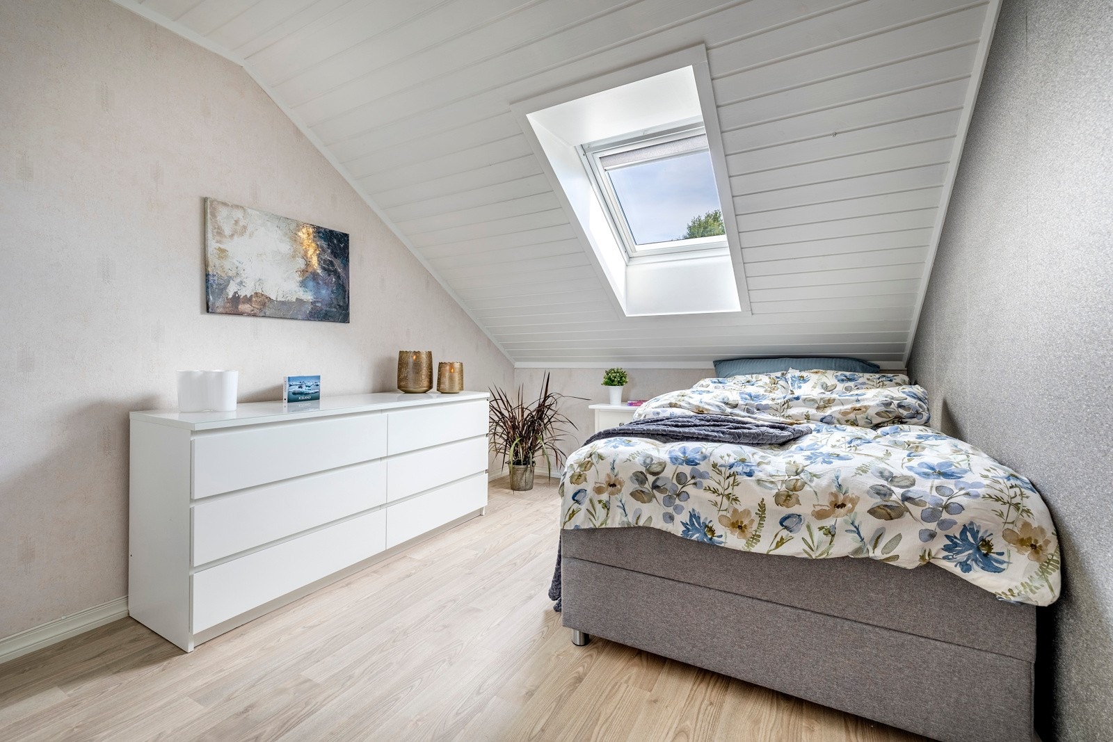 Det er tre gode soverom i rekkehuset, og alle ligger samlet i 2. etasje. Galleribilde