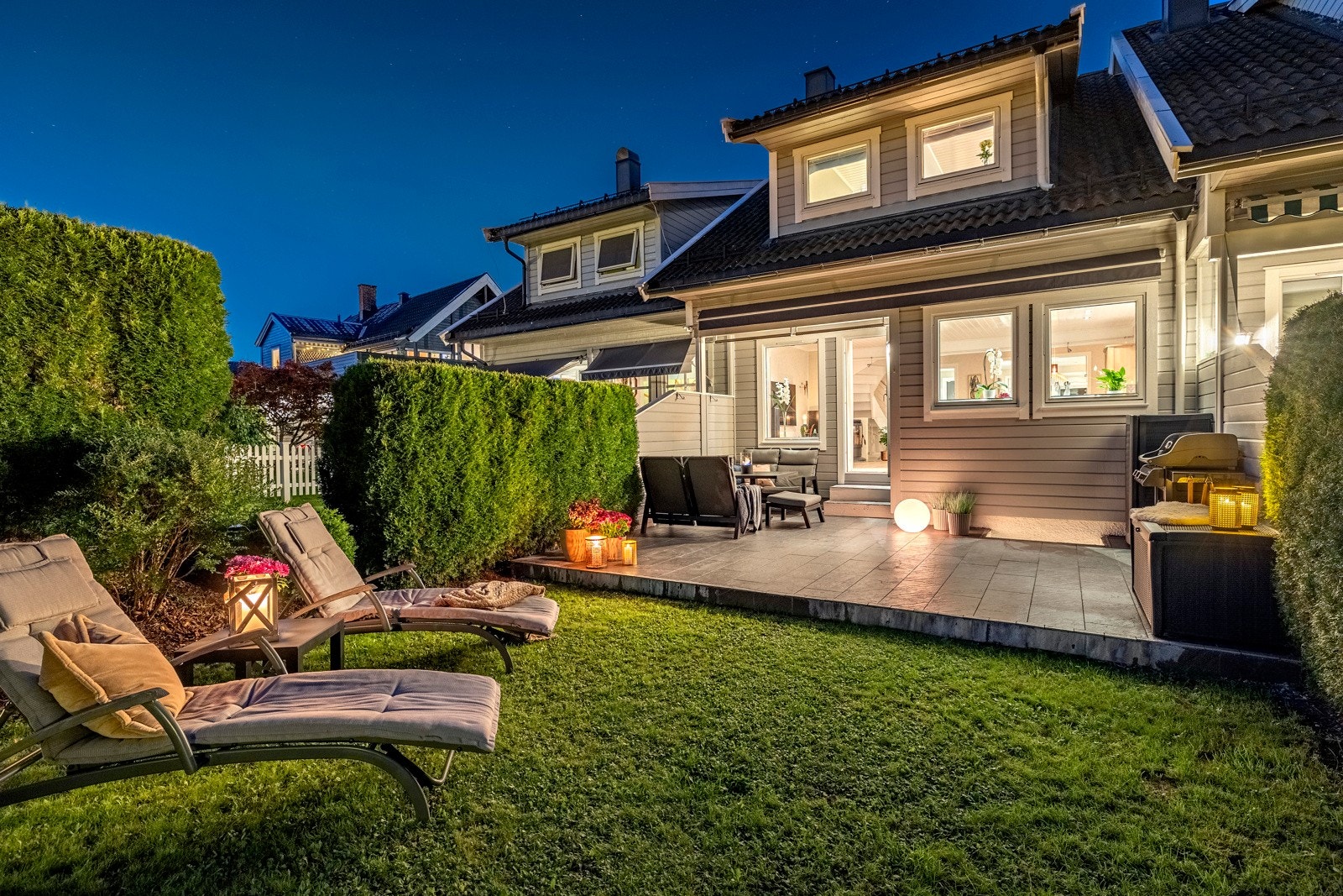 Boligen ble oppført i 1996/1997, og har en familievennlig planløsning over 3 etasjer. Galleribilde