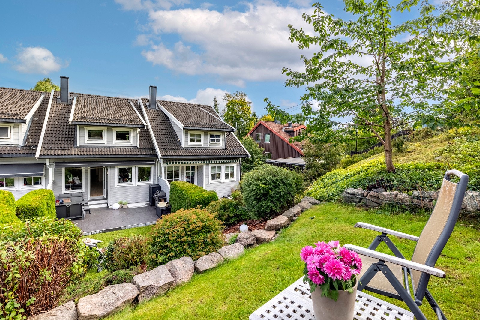 Hagen strekker seg over to nivåer, så her kan solen følges gjennom hele dagen. På øverste nivå er det mulighet for tilrettelegging for trampoline etc. Galleribilde