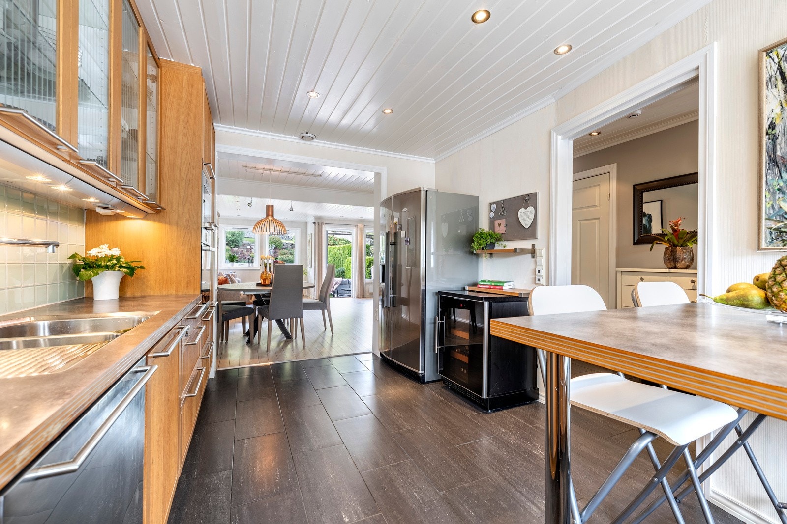 Det er fin plass til frokostgruppe på kjøkkenet. Galleribilde