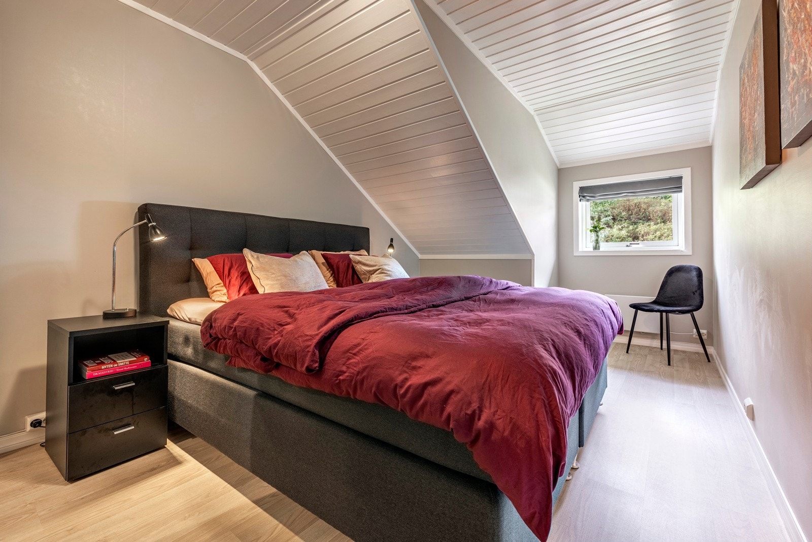 Soverommene ble pusset opp i duse fargetoner i 2021. Galleribilde