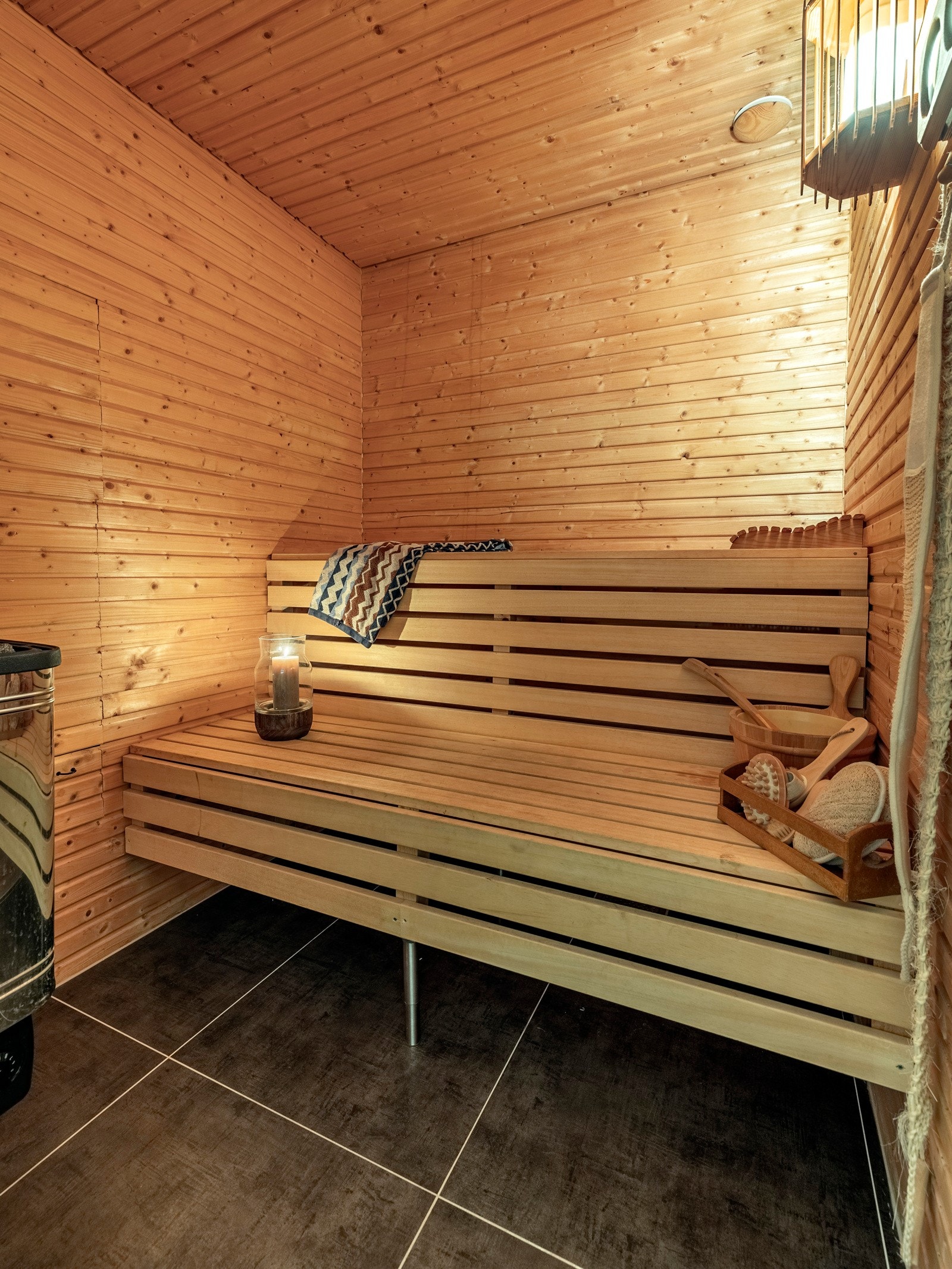 I tilknytning til badet i kjelleren er det en flott badstue med plassbygde sittebenker. Galleribilde