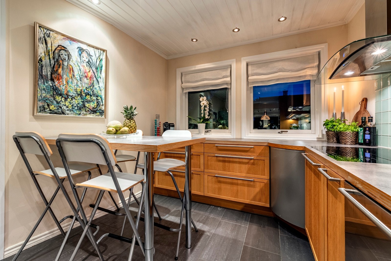 Det er rikelig med oppbevaringsplass i den stilrene kjøkkeninnredningen. Galleribilde