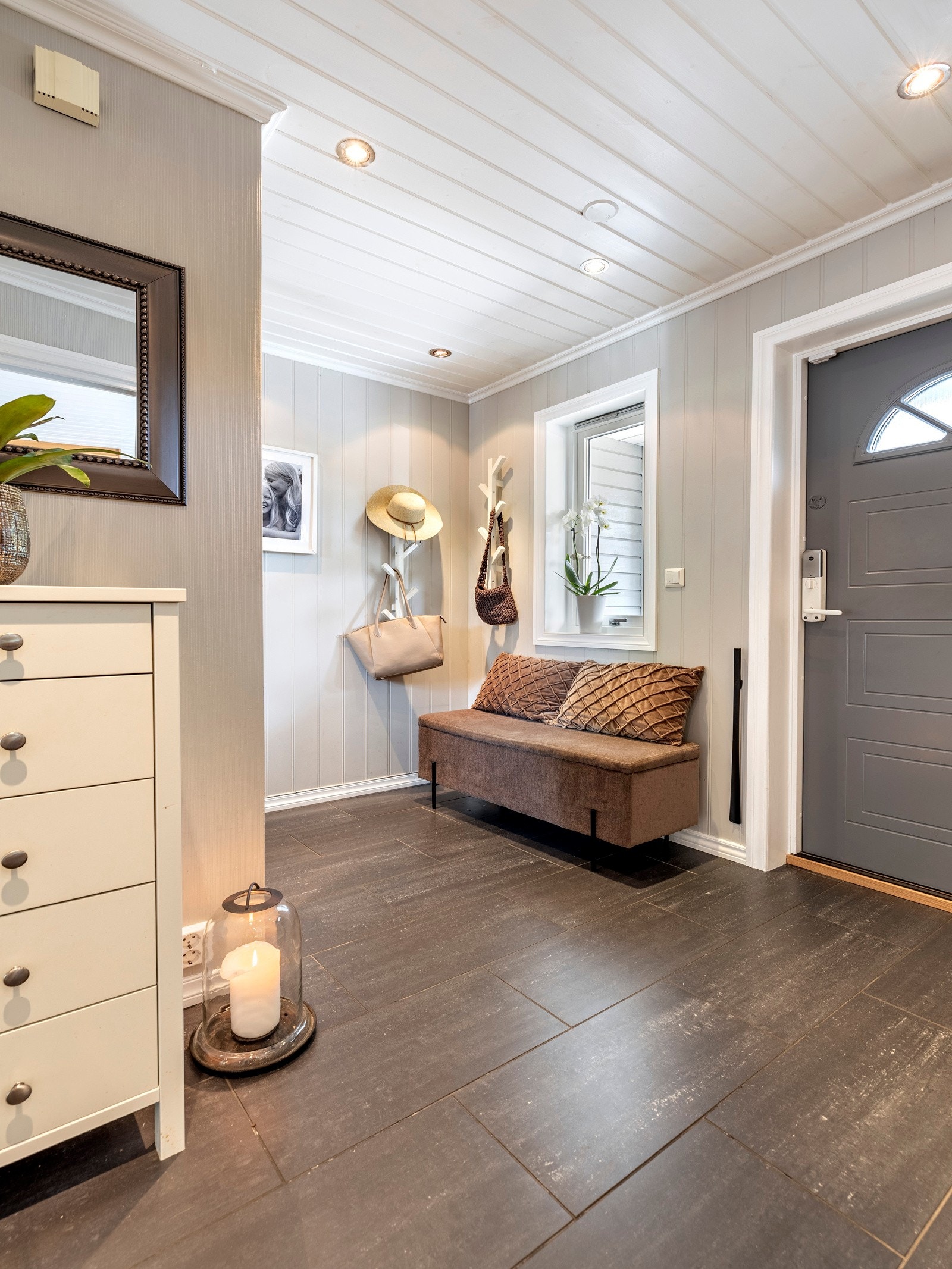 Det ble lagt nye fliser på gulvet i entreen i 2007. Galleribilde