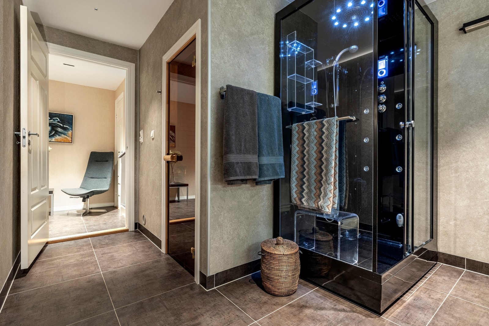 På badet i kjelleren er det en moderne, multifunksjonell steamdusj fra 2017. Galleribilde