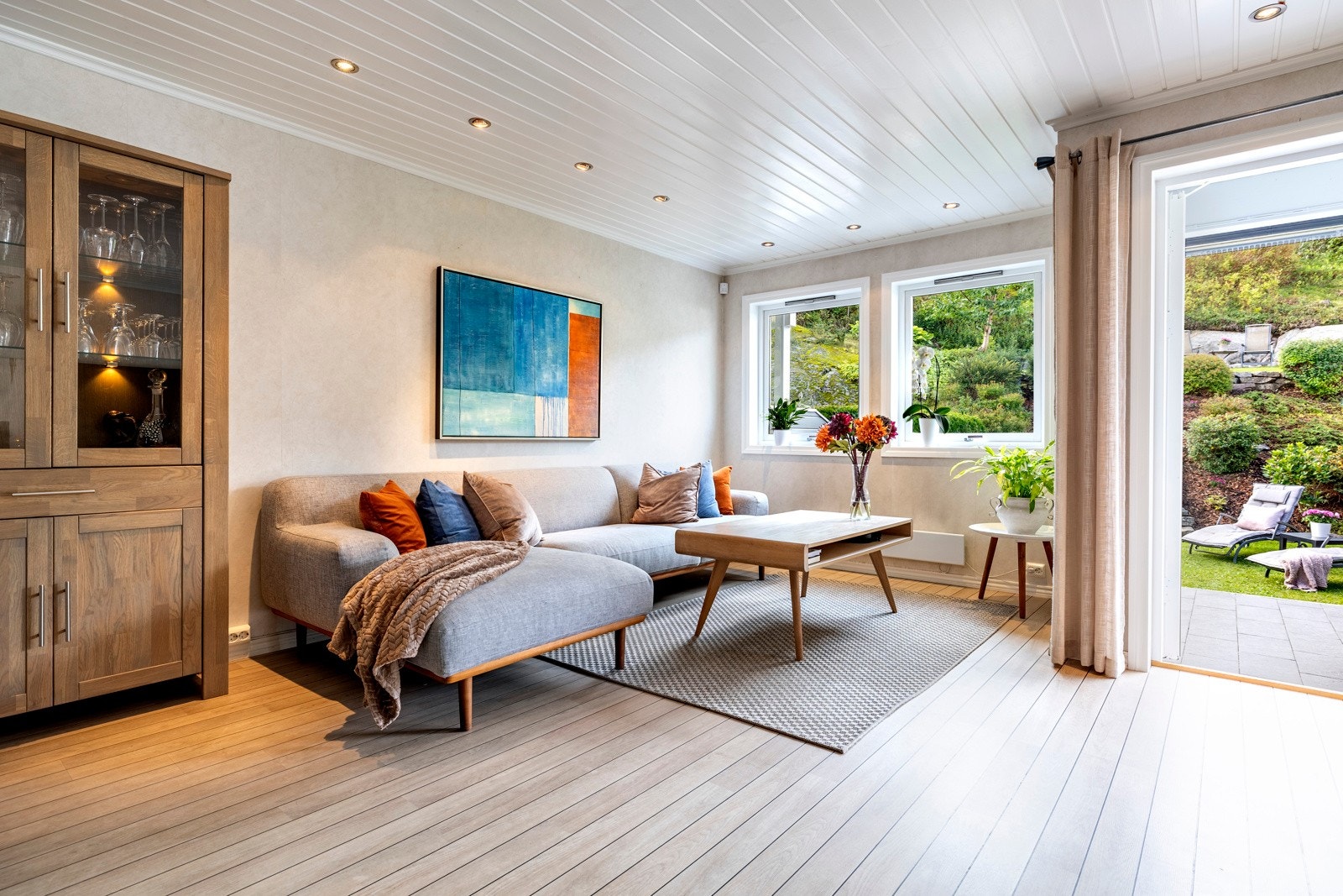 Downlights i stue-himlingen setter den rette stemningen på kveldstid. Galleribilde