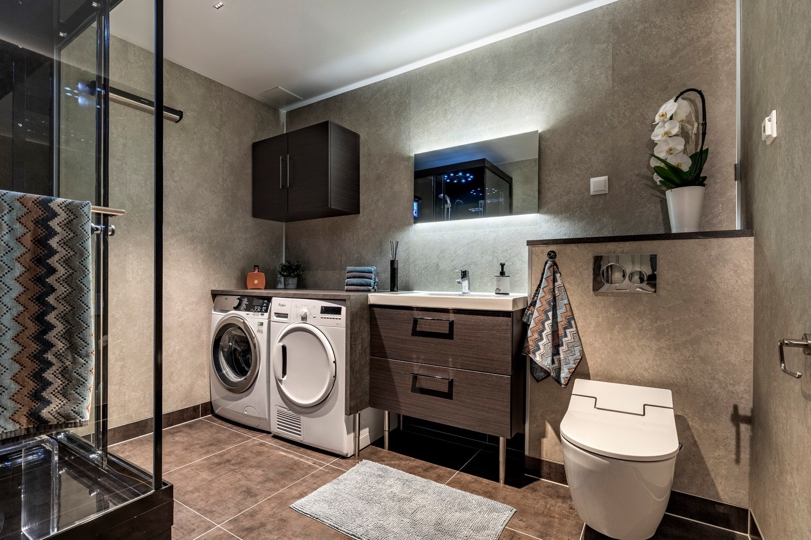 Badet i kjelleren ble pusset opp i 2017, og innbyr til velvære og egentid. Galleribilde