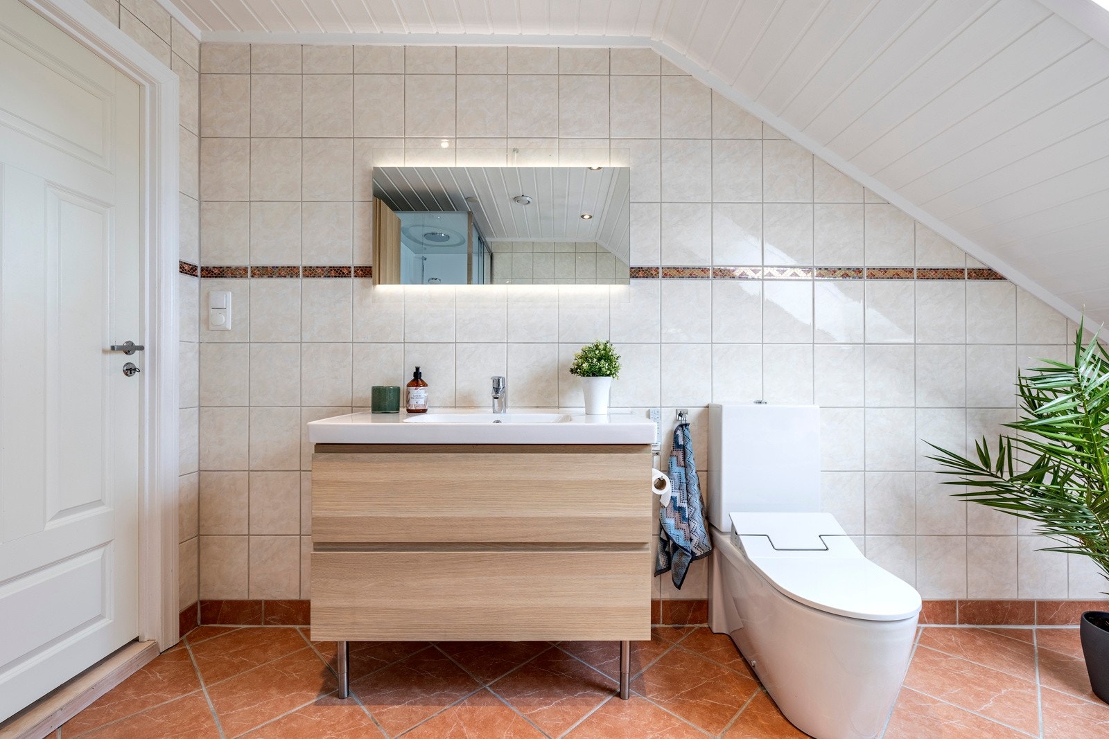 I 2018 ble badet i 2. etasje oppgradert med ny, moderne innredning. Galleribilde