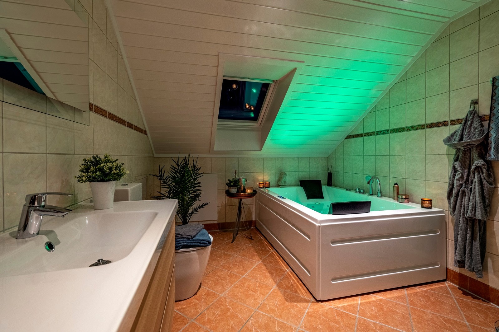 Det er god oppbevaringsplass i den moderne baderomsinnredningen fra 2018. Galleribilde