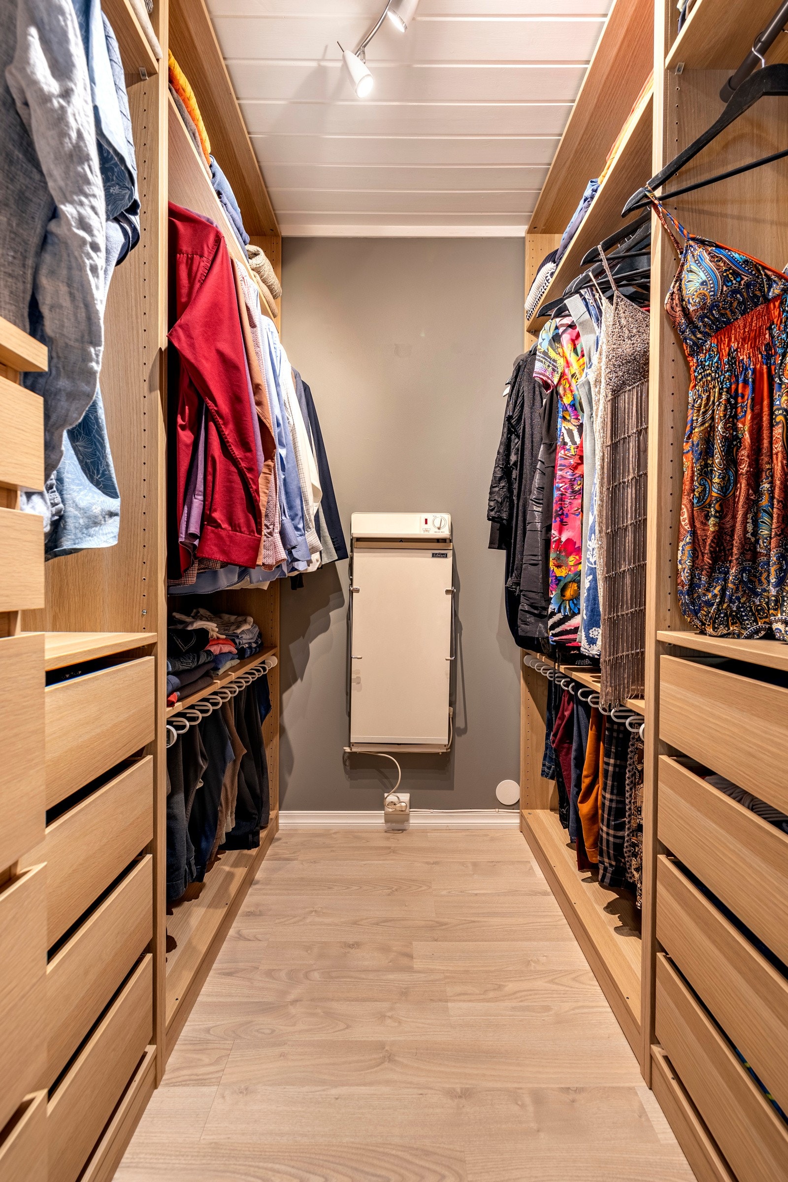 Det ble montert ny innredning i boligens walk-in closet i 2017. Galleribilde