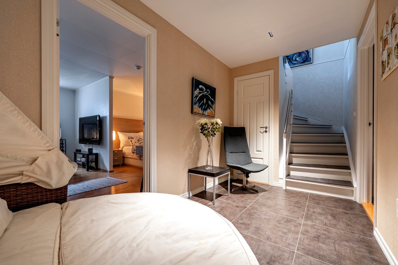 Det er etablert en praktisk bod under trappen. Galleribilde