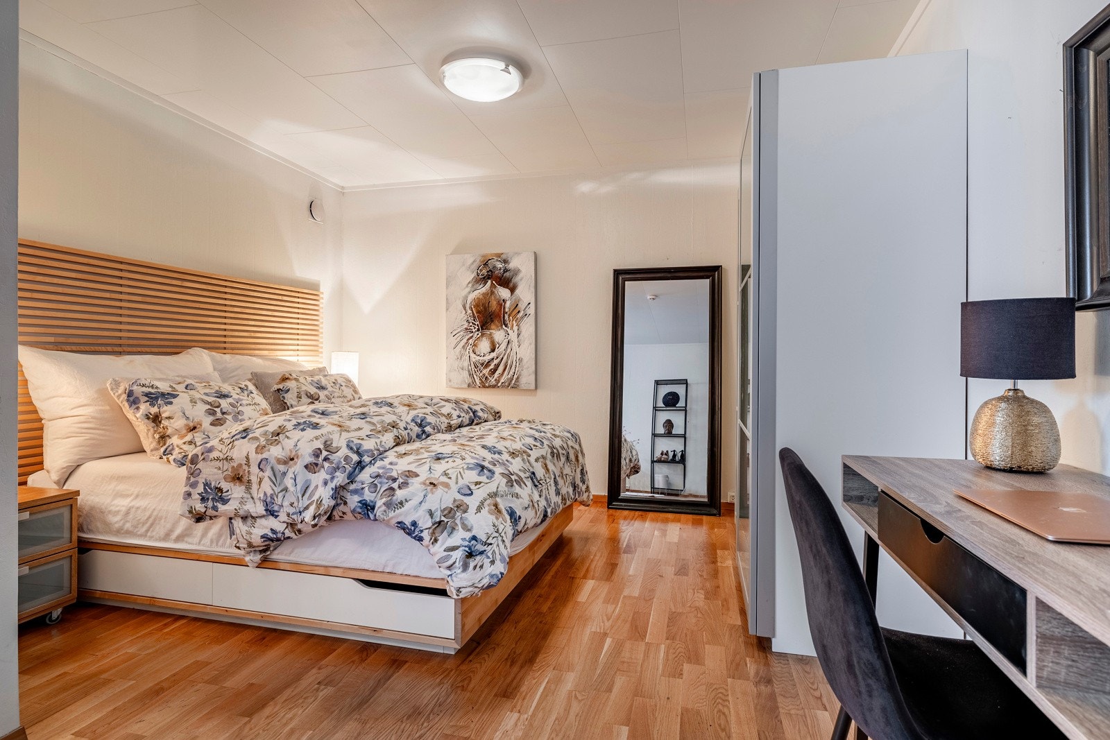 I kjellerstuen er det i dag en sovealkove med stort garderobeskap. Galleribilde