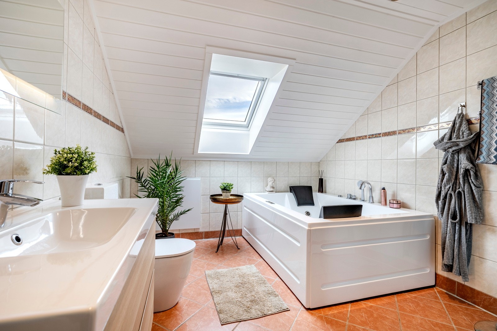 Ved soverommene i 2. etasje er det et romslig, pent og helfliset bad/wc. Galleribilde