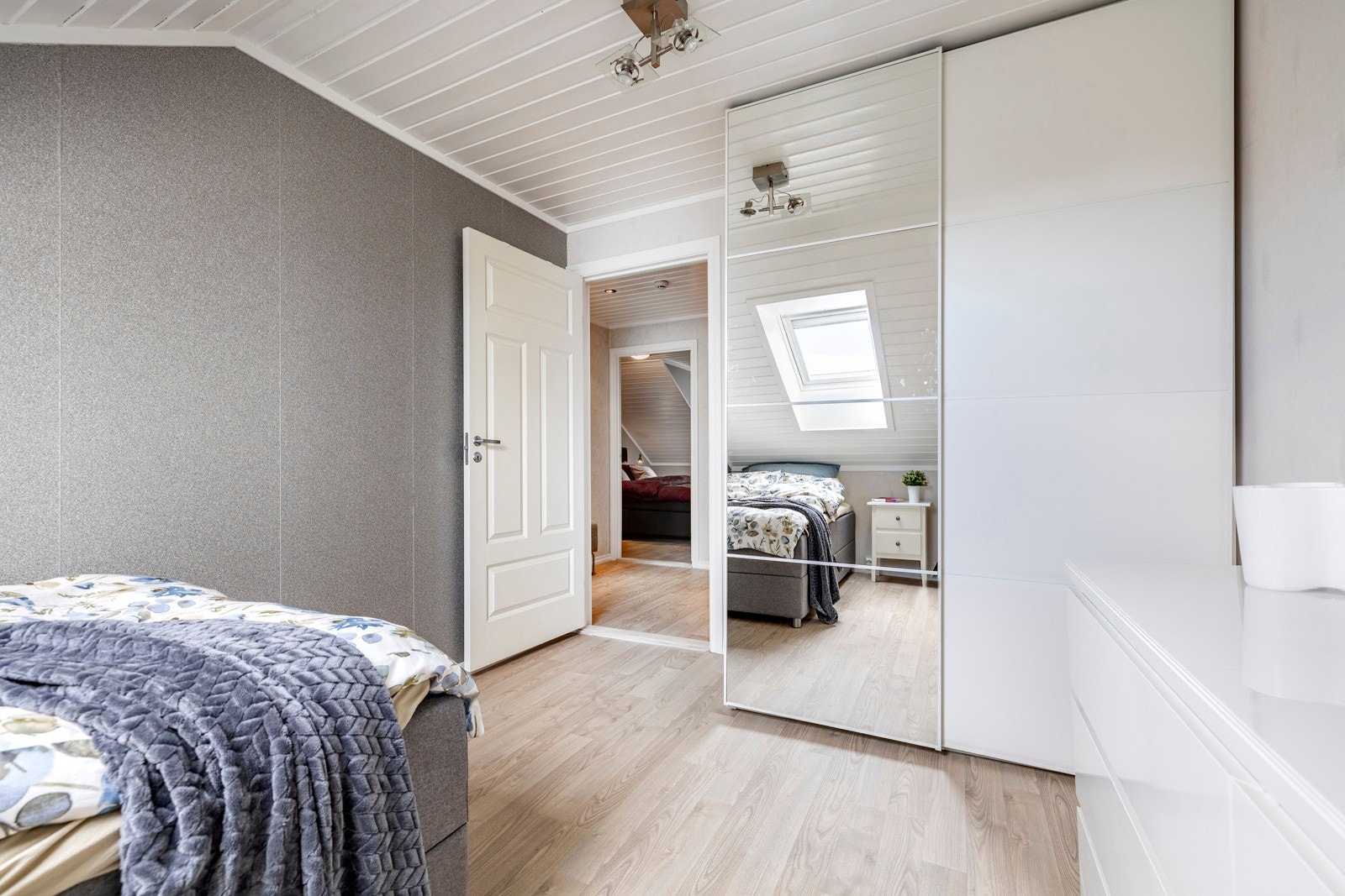 På ett av soverommene er det god oppbevaringsplass i en romslig skyvedørsgarderobe. Galleribilde