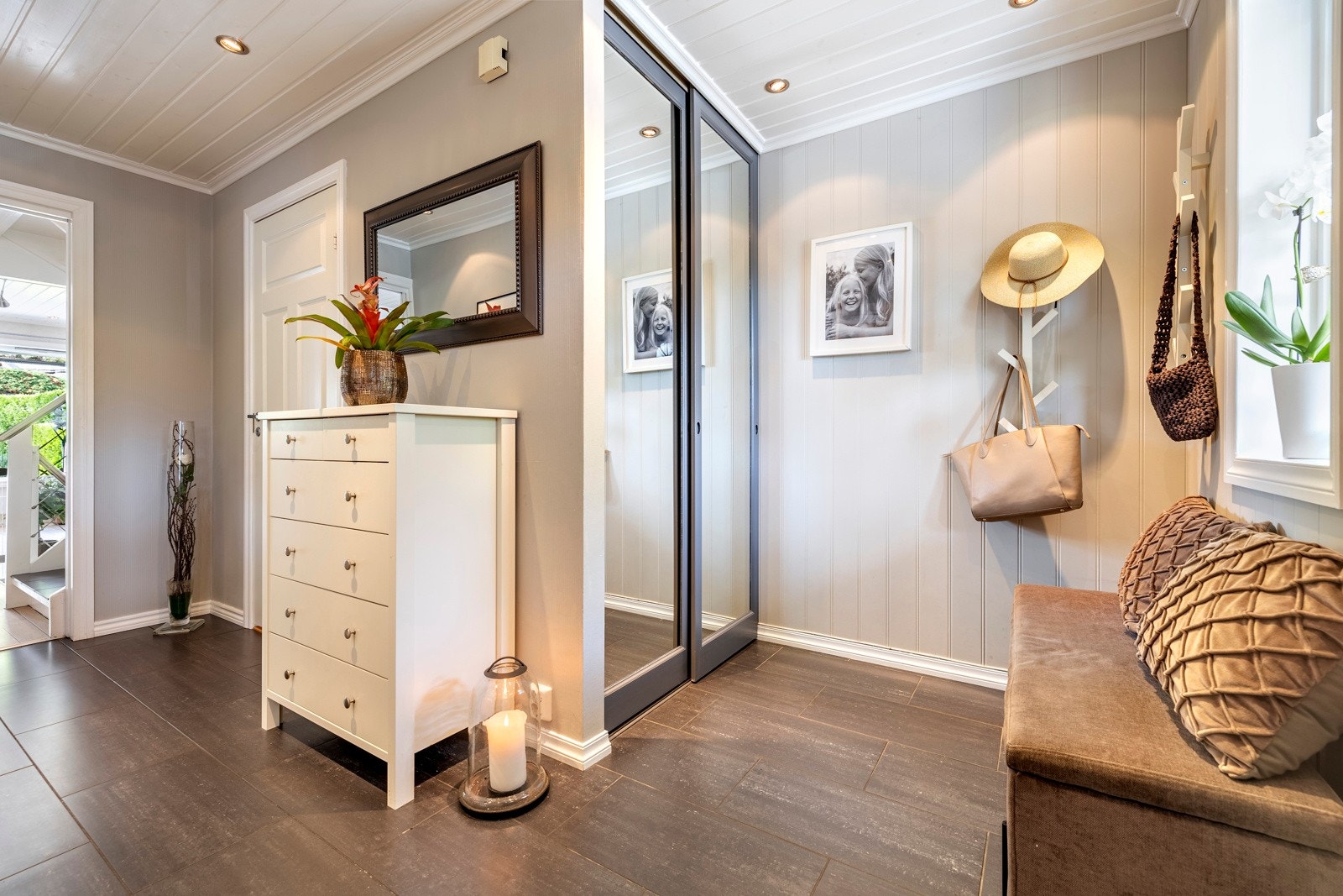 Entreen byr på god oppbevaringsplass i en plassbygd skyvedørsgarderobe. Galleribilde