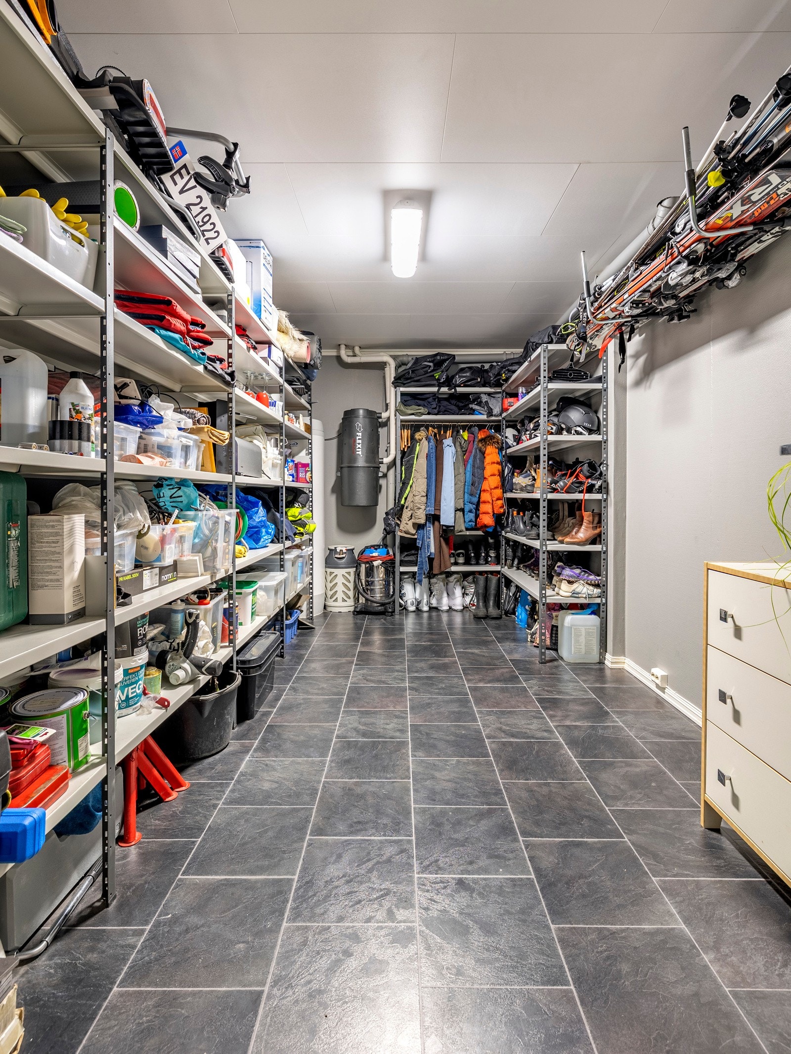 I kjelleren er det en praktisk lagringsbod på ca. 13 kvm. Galleribilde