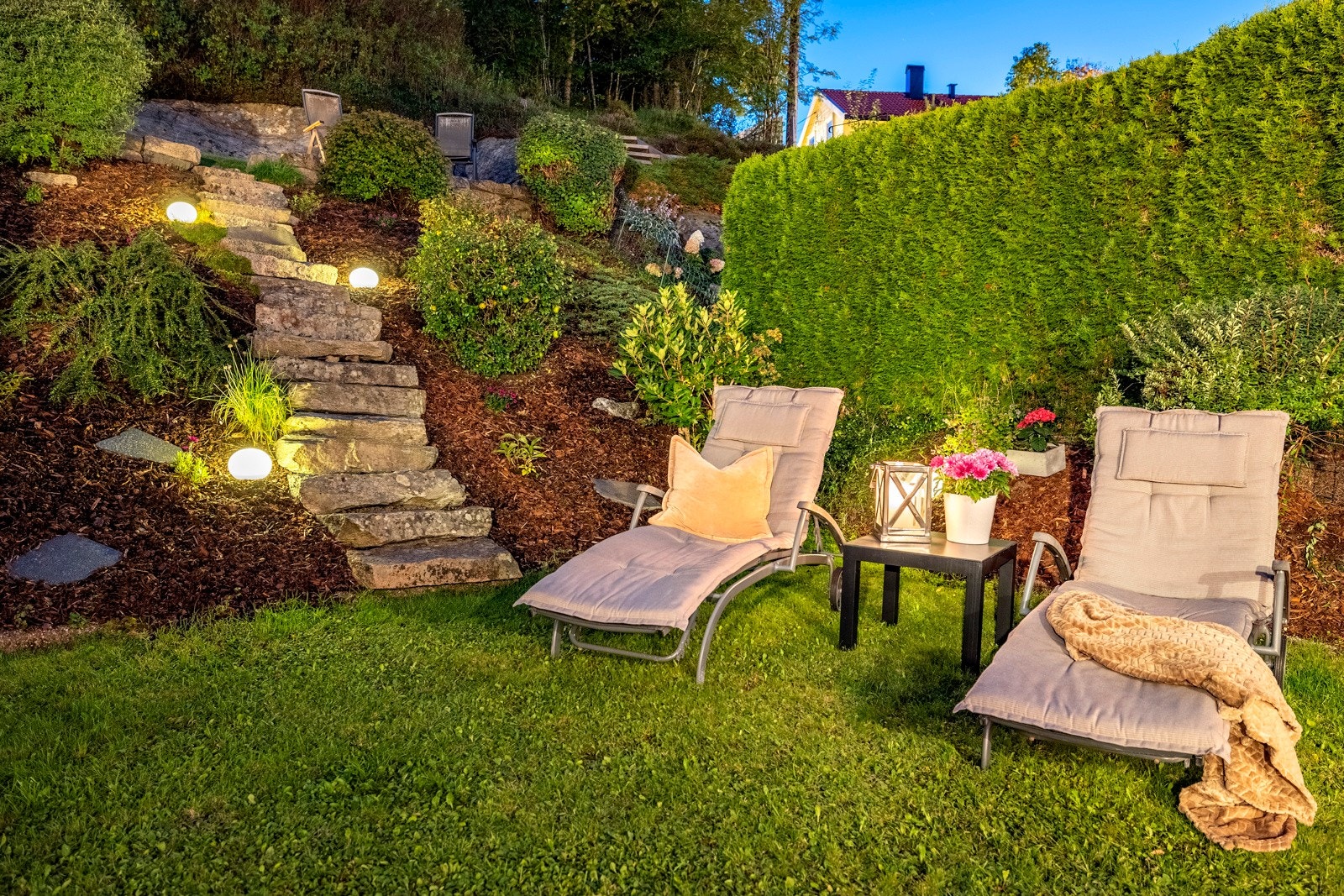 Hagen er lun, og skjermes fint med høy, vintergrønn hekk. Galleribilde