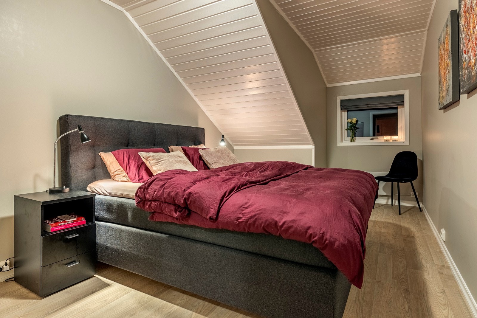 Det er god plass til stor seng og tilhørende møblement på hovedsoverommet. Galleribilde