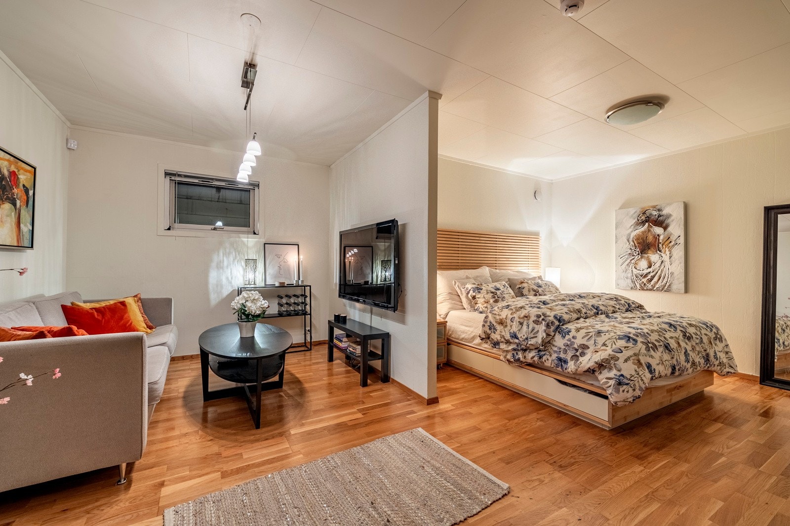 Kjellerstuen byr på mange bruksmuligheter (brukes i dag som kombinert soverom og kjellerstue) Galleribilde