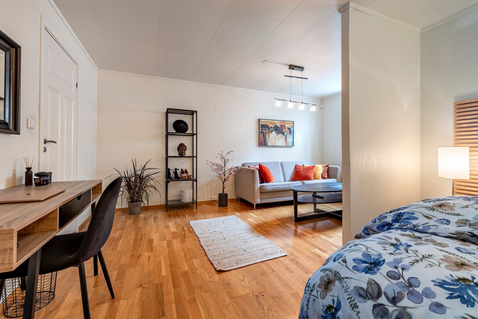 I 2017 ble kjelleren pusset opp, og etasjen inneholder bl.a. bod, bad, lounge og kjellerstue. Galleribilde