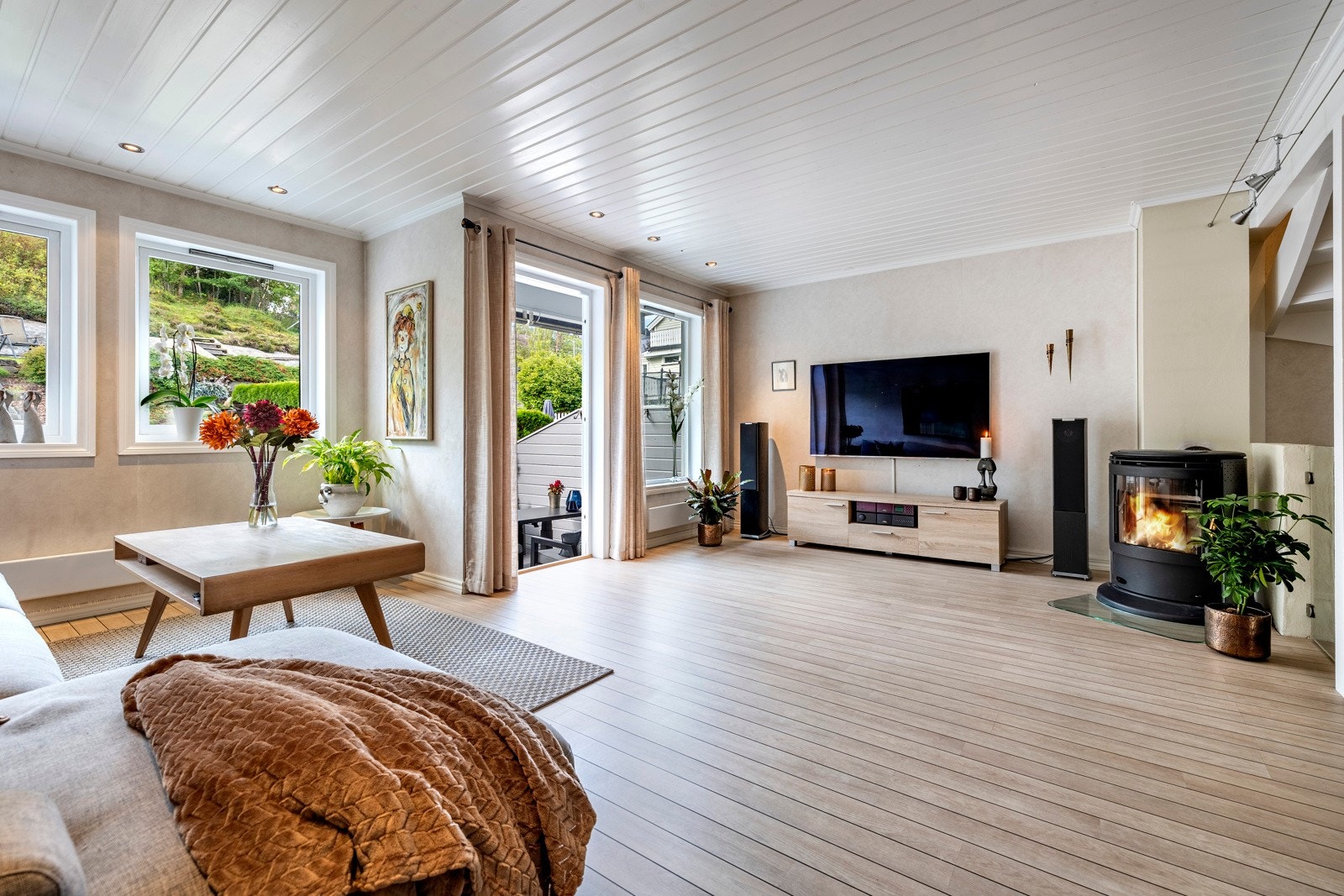 Stuens vegger ble pusset opp i 2021, og laminatgulvet var nytt i 2007. Galleribilde