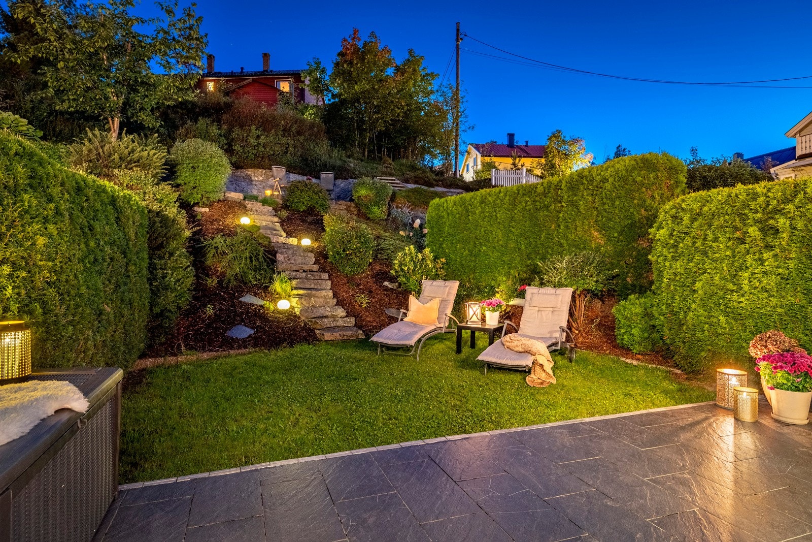 Det ble lagt grå fliser på markterrassen i 2009. Galleribilde