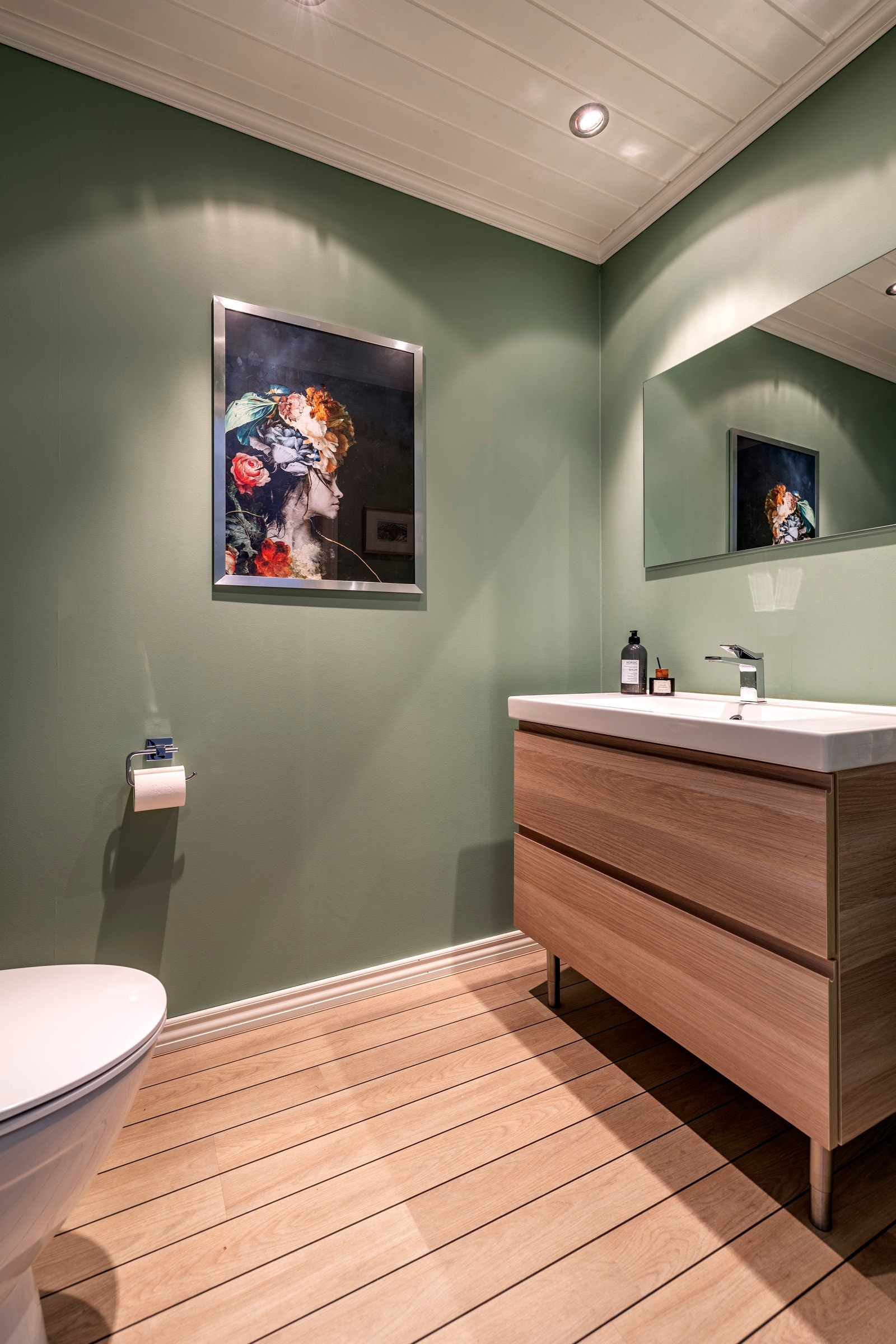 I hendig tilknytning til entreen i 1. etasje er det et pent, separat wc-rom. Galleribilde