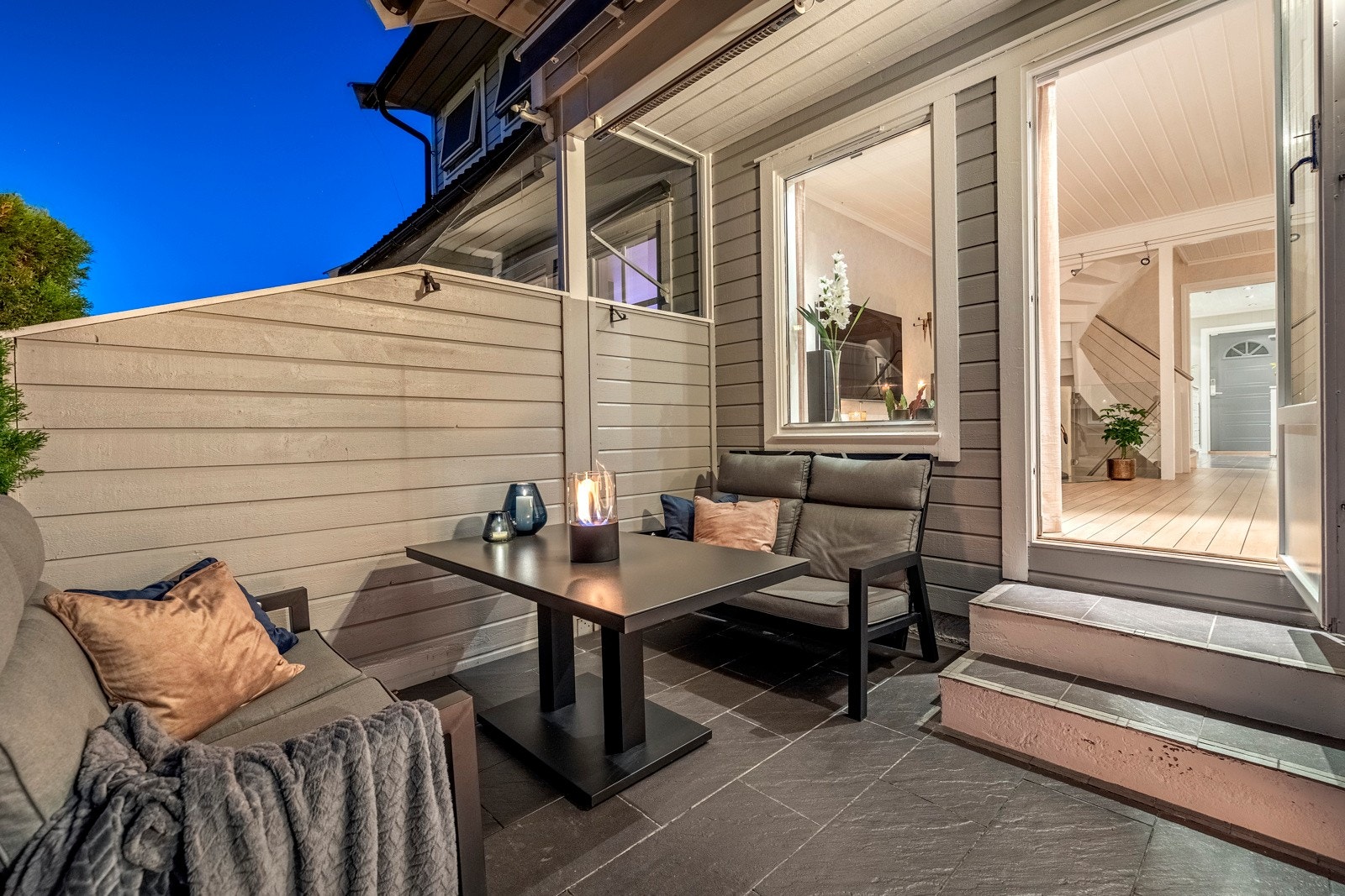 Høye levegger mot naboene sørger for lune og usjenerte forhold. Galleribilde