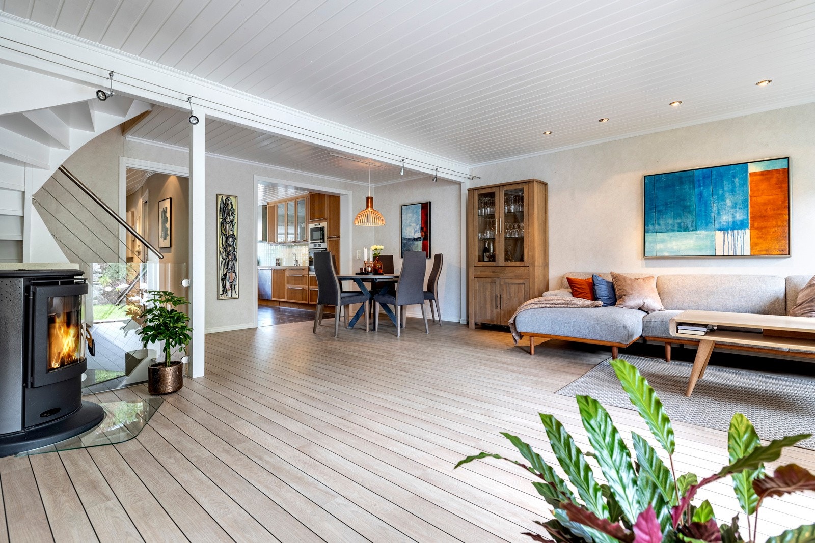 I stuen er det en velplassert, rentbrennende peisovn. Galleribilde