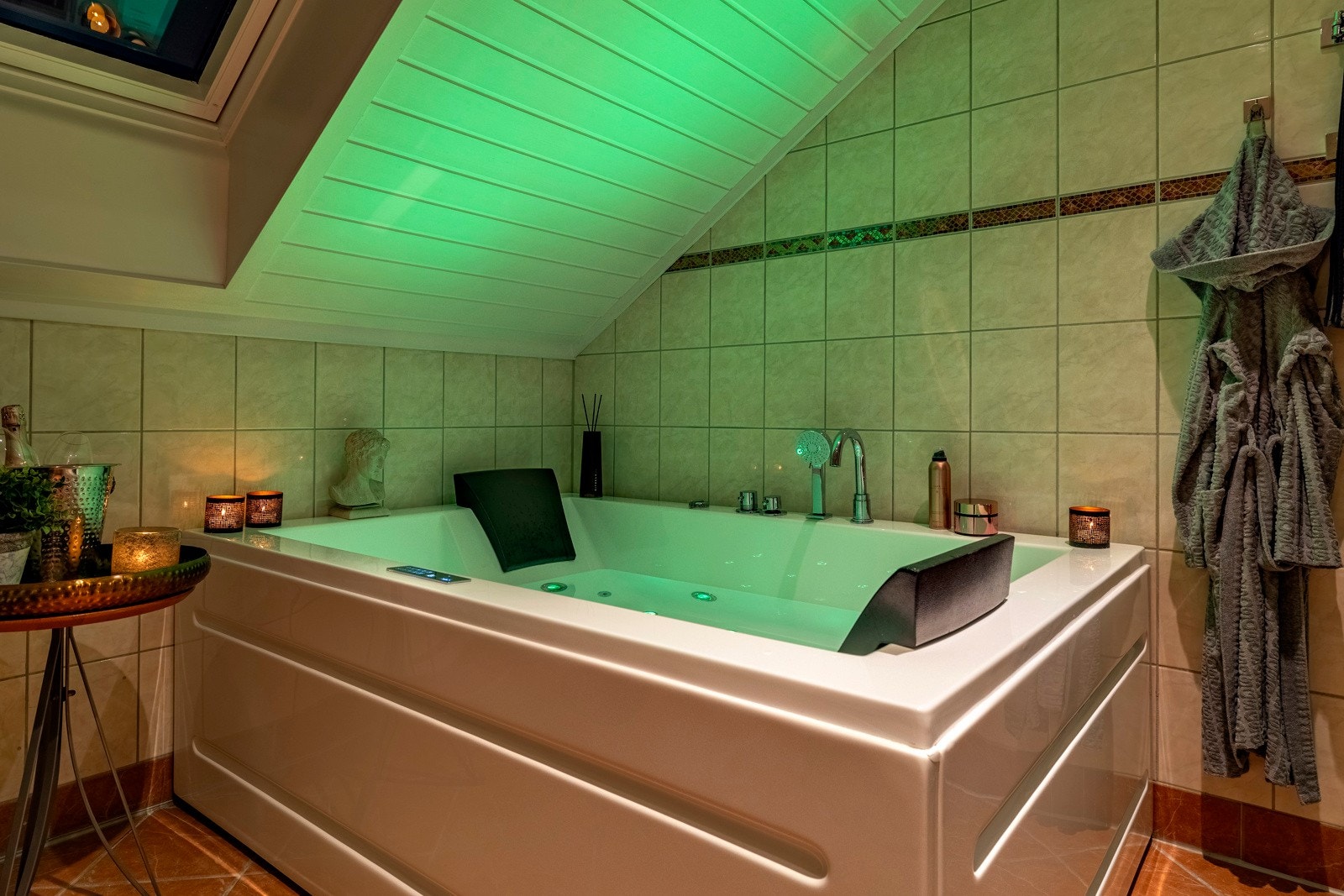 Boblebadekaret fra 2018 har fin plass til to personer. Galleribilde