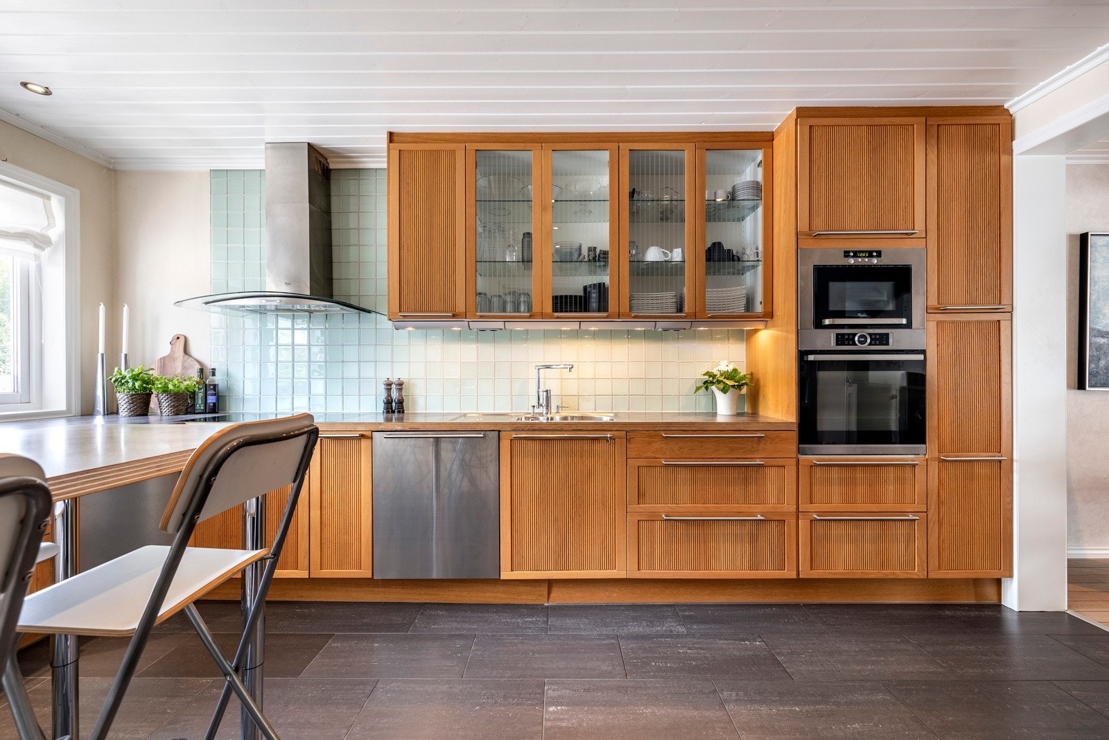 Innredningen fra 2007 er velholdt og lekker, og fremdeles like aktuell stilmessig. Galleribilde